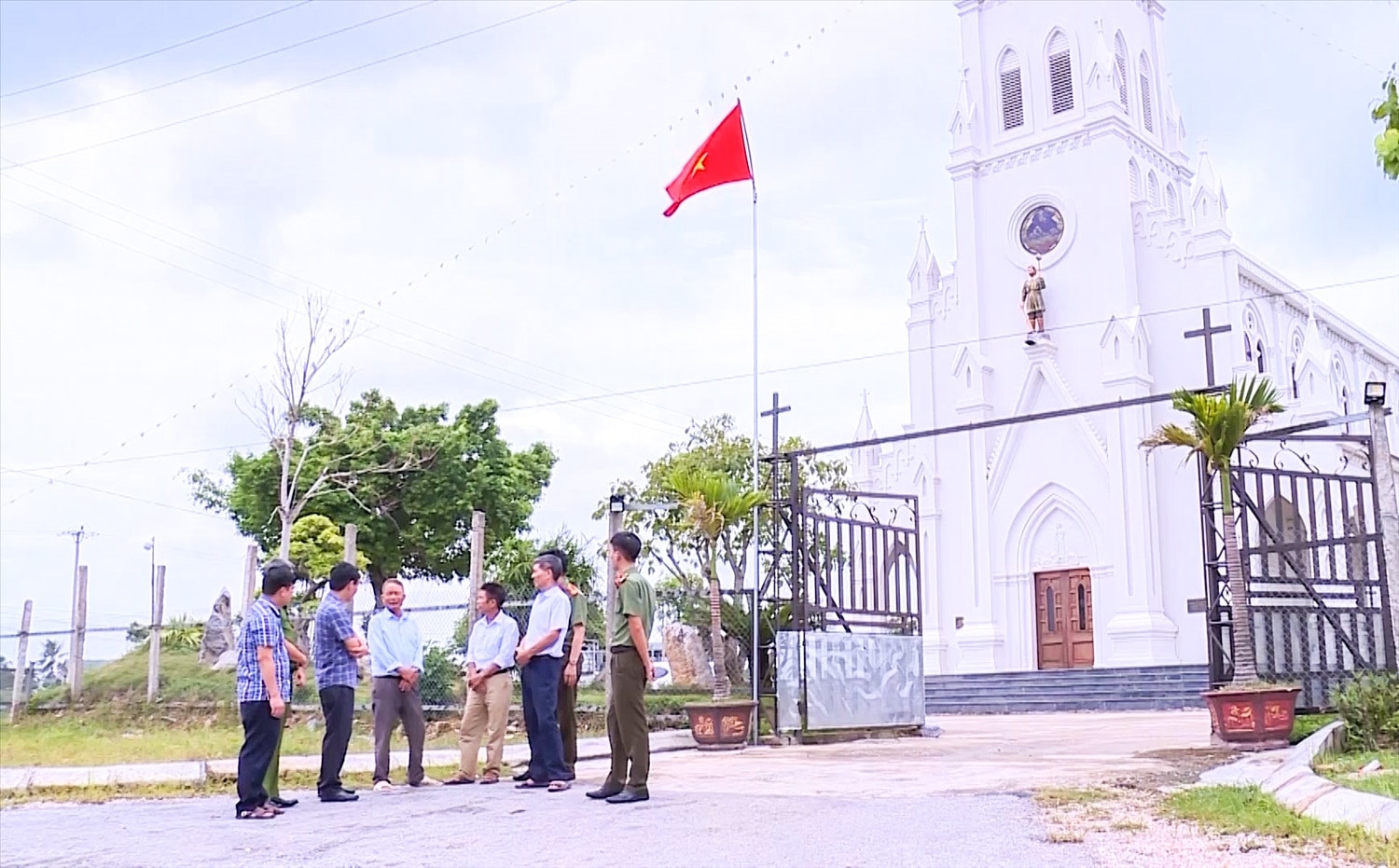 Các phong trào xây dựng gia đình văn hóa, làng văn hóa, xứ đạo bình yên được giáo dân tích cực hưởng ứng Các phong trào xây dựng gia đình văn hóa, làng văn hóa, xứ đạo bình yên được giáo dân tích cực hưởng ứng