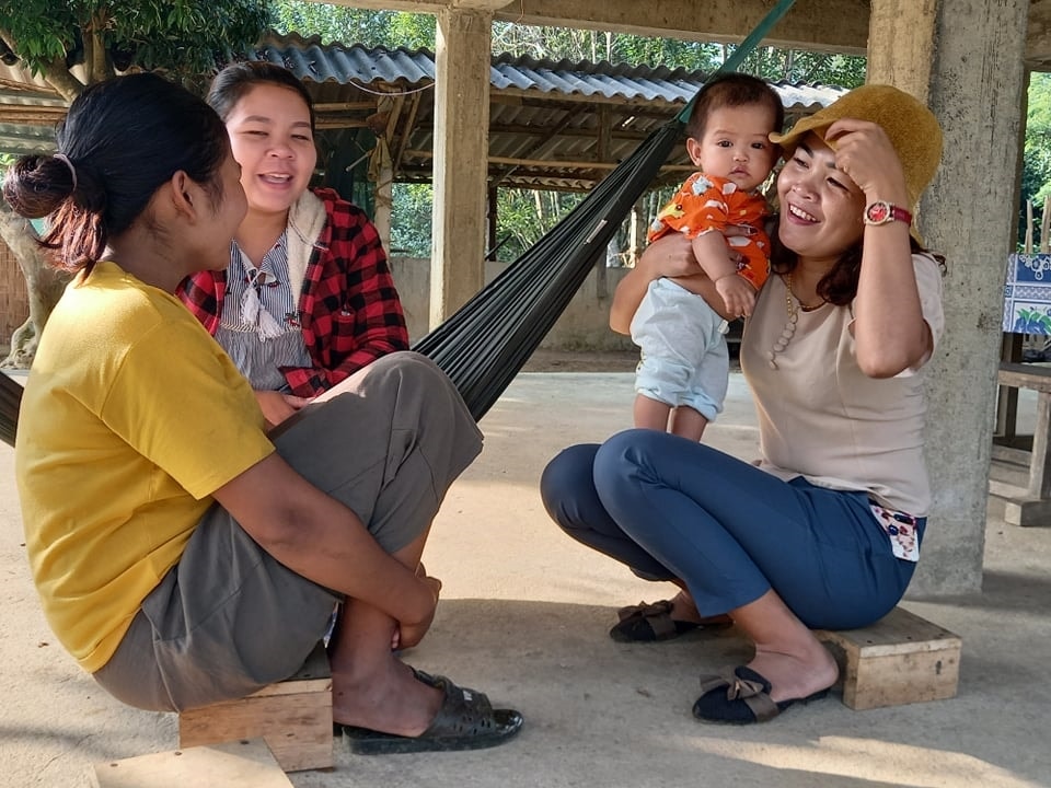 Nữ trưởng bản trẻ tuổi Hồ Thị Kiên (bìa phải) 