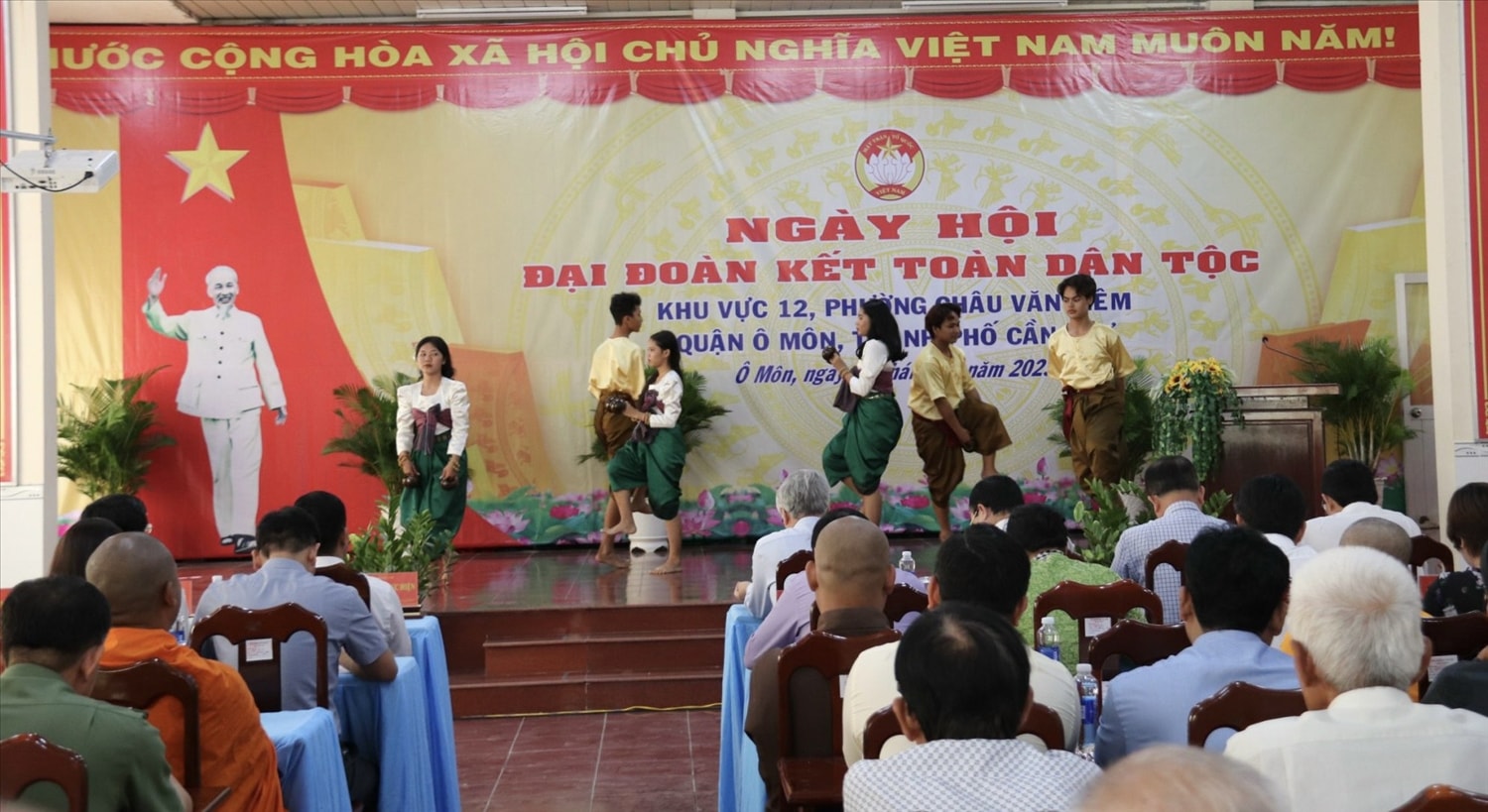 Các tiết mục văn nghệ tại Ngày hội Đại đoàn kết toàn Dân tộc ở khu dân cư khu vực 12, phường Châu Văn Liêm, TP Cần Thơ Các tiết mục văn nghệ tại Ngày hội Đại đoàn kết toàn Dân tộc ở khu dân cư khu vực 12, phường Châu Văn Liêm, TP Cần Thơ