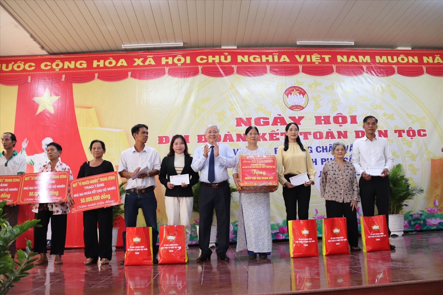Chủ tịch Đỗ Văn Chiến trao nhà Đại Đoàn kết và các phần quà cho hộ gia đình chính sách tiêu biểu, hộ gia đình khó khăn trên địa bàn phường Châu Văn Liêm Chủ tịch Đỗ Văn Chiến trao nhà Đại Đoàn kết và các phần quà cho hộ gia đình chính sách tiêu biểu, hộ gia đình khó khăn trên địa bàn phường Châu Văn Liêm
