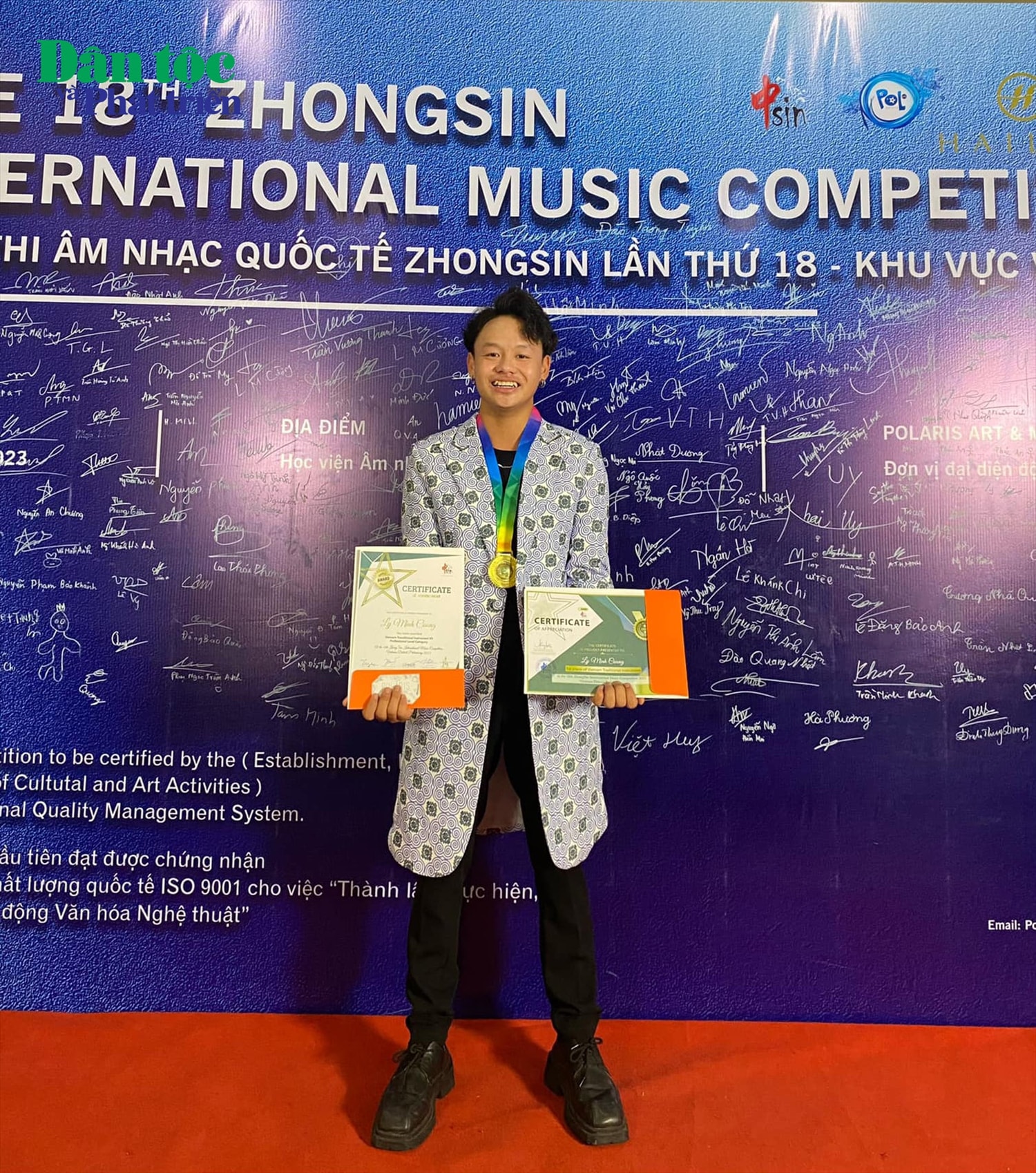 Minh Cường giành giải xuất sắc hạng mục Nhạc cụ Dân tộc Việt Nam tại cuộc thi âm nhạc quốc tế Zhongsin Minh Cường giành giải xuất sắc hạng mục Nhạc cụ Dân tộc Việt Nam tại cuộc thi âm nhạc quốc tế Zhongsin
