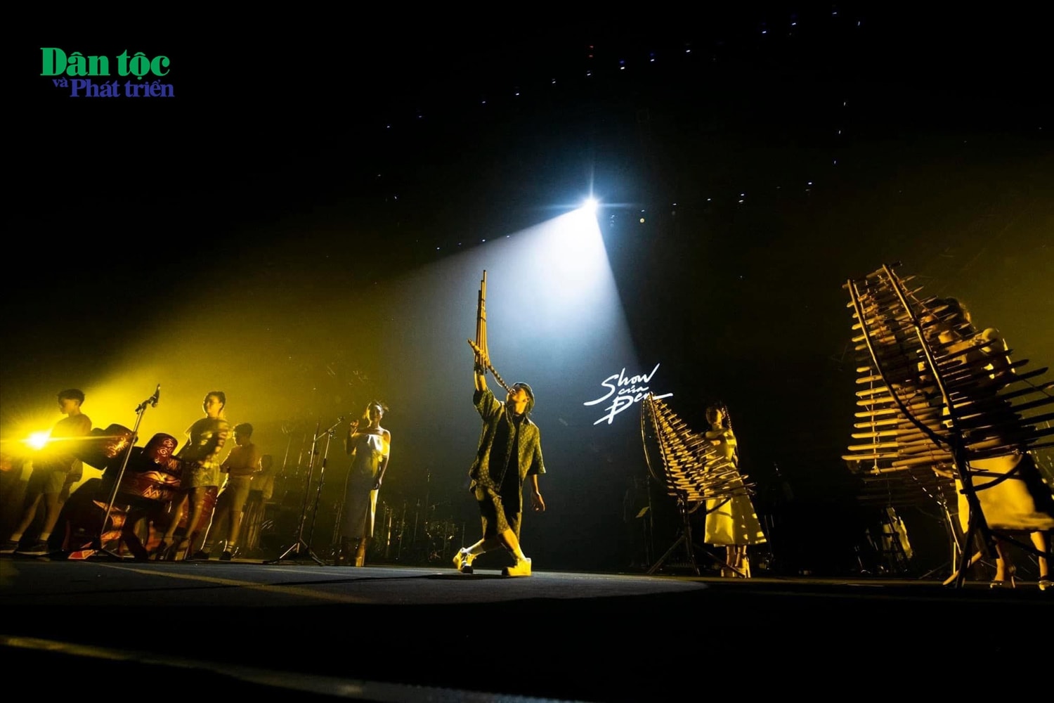 Minh Cường trong show diễn của ca sĩ Đen Vâu Minh Cường trong show diễn của ca sĩ Đen Vâu