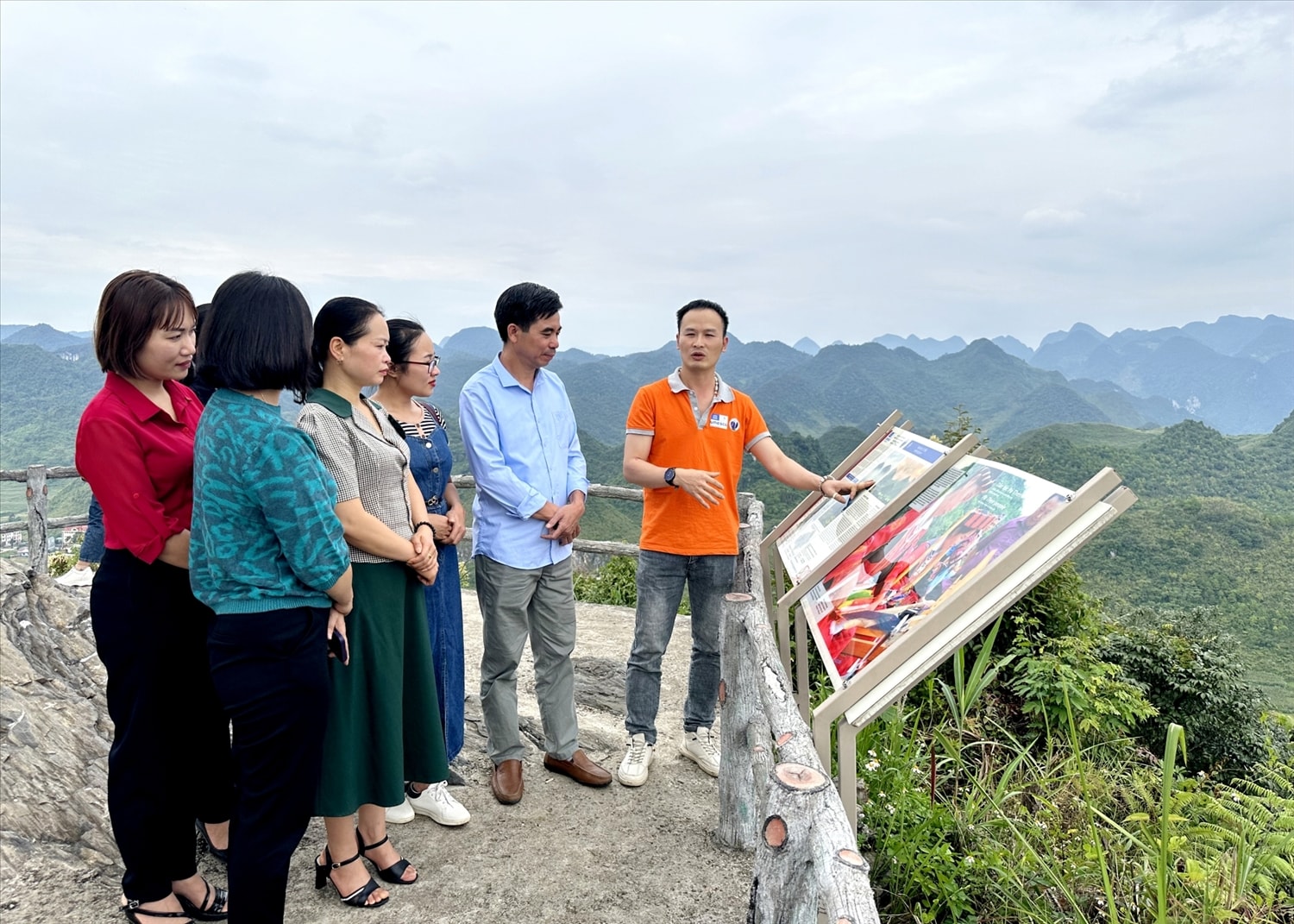 Cán bộ Ban Quản lý Cao nguyên đá Đồng Văn giới thiệu các di sản trên địa bàn huyện Quản Bạ. (Ảnh: TL)