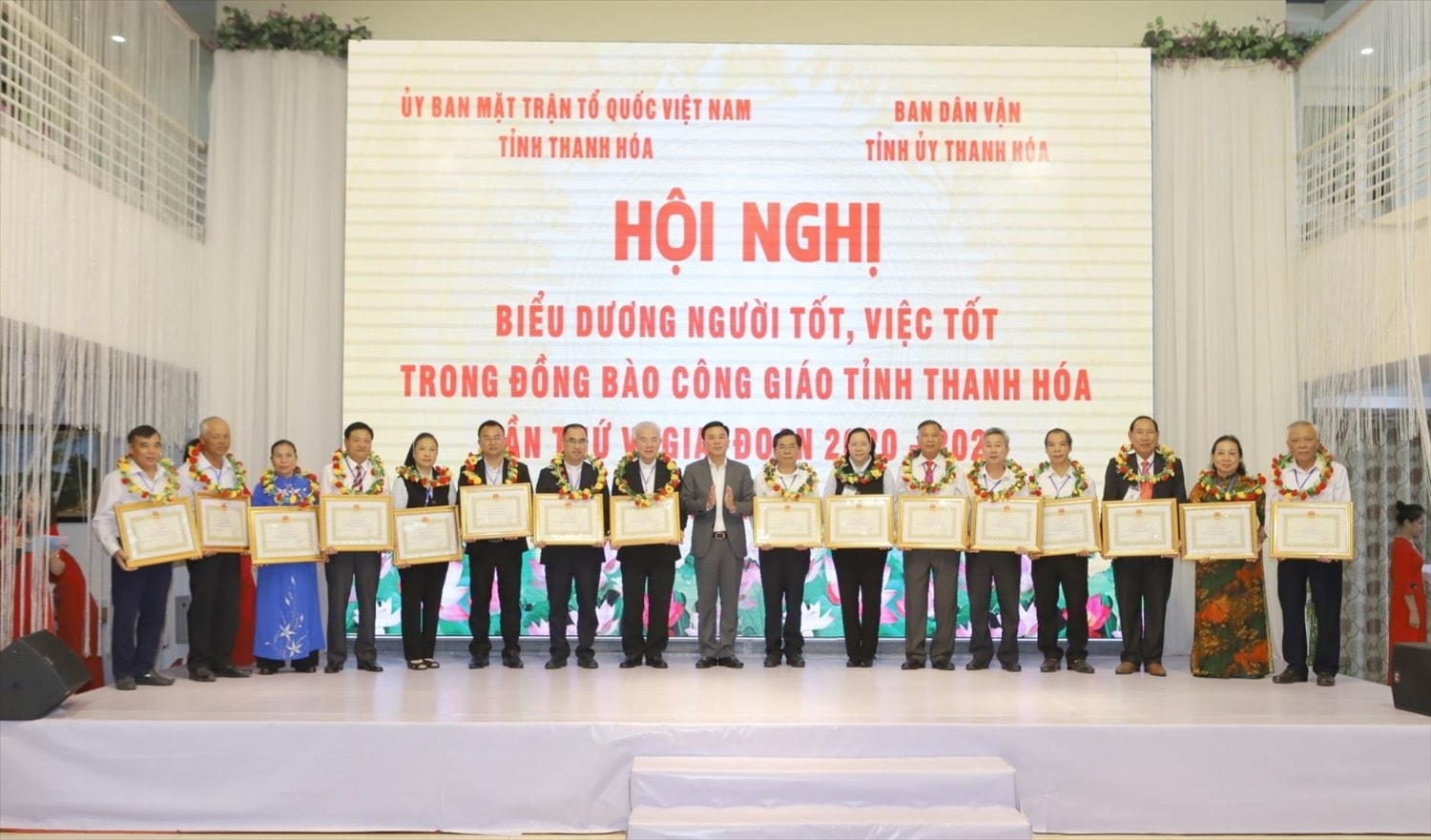 Bí thư Tỉnh ủy Đỗ Trọng Hưng trao Bằng khen của Chủ tịch UBND tỉnh cho các cá nhân có thành tích xuất sắc trong tham gia các phong trào thi đua yêu nước, sống tốt đời, đẹp đạo, giai đoạn 2020-2022 Bí thư Tỉnh ủy Đỗ Trọng Hưng trao Bằng khen của Chủ tịch UBND tỉnh cho các cá nhân có thành tích xuất sắc trong tham gia các phong trào thi đua yêu nước, sống tốt đời, đẹp đạo, giai đoạn 2020-2022
