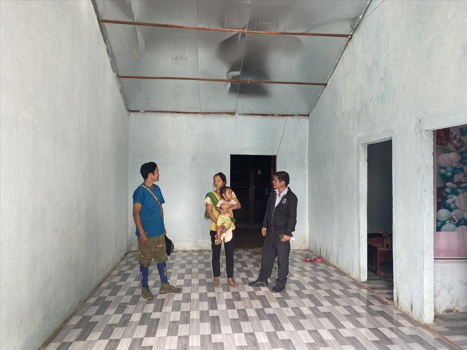 Chị Y Ẻn ở thôn Vai Trang, xã Đăk Long có nhà mới nhờ nguồn hỗ trợ từ Chương trình MTQG 1719