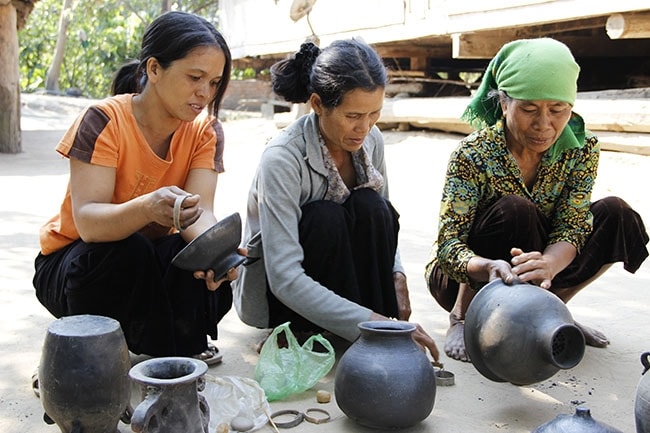 Nặn gốm là nghề truyền đời của cộng đồng người M'nông tại xã Yang Tao Nặn gốm là nghề truyền đời của cộng đồng người M'nông tại xã Yang Tao