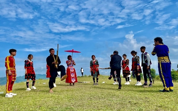 Nghệ nhân ưu tú Hạng A Sàng (thứ 2 từ trái sang) say sưa truyền dạy tiếng khèn Mông cho thế hệ trẻ