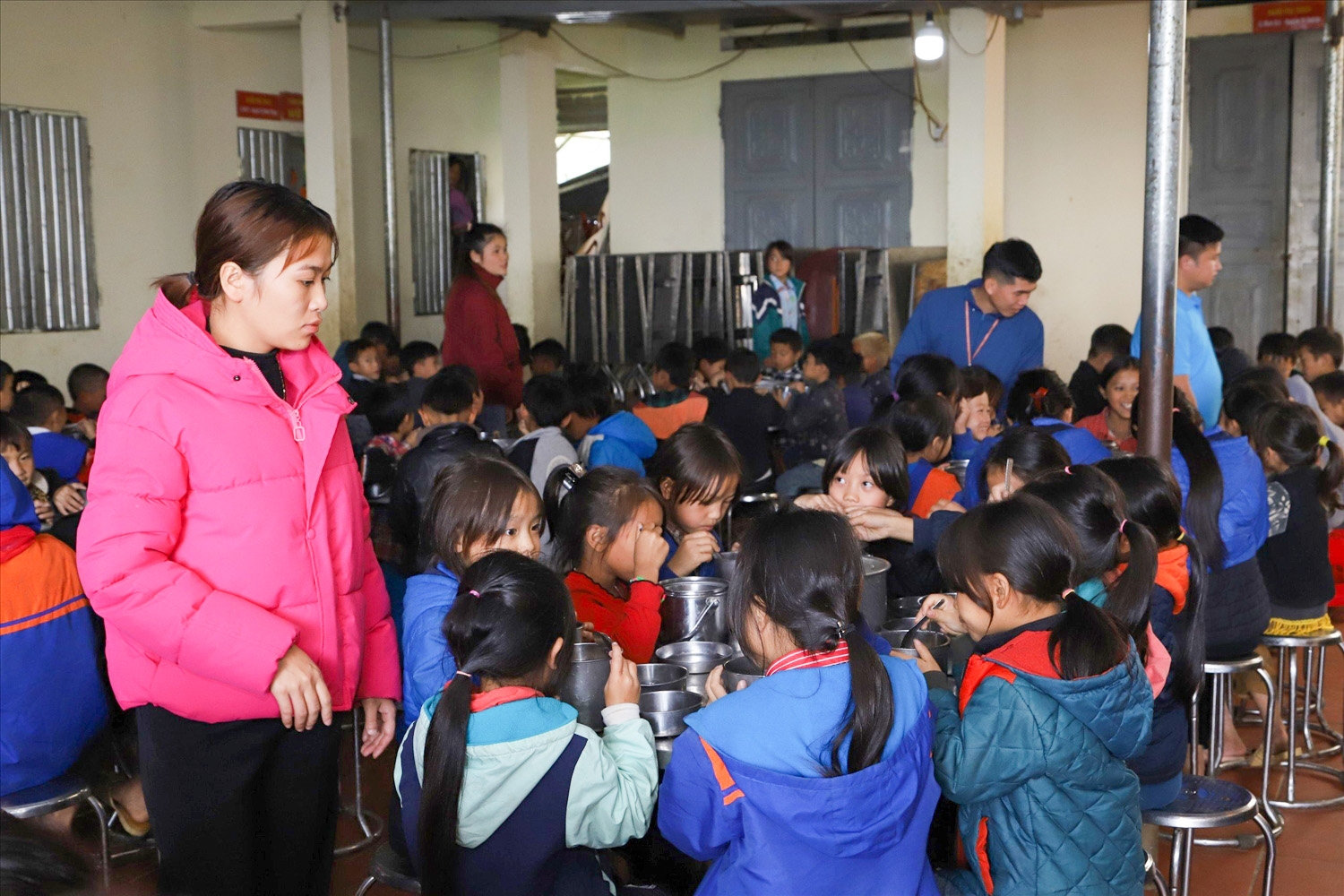 Ngoài giảng dạy, các thầy cô còn là những người cha, người mẹ, chăm cho học sinh từng bữa ăn