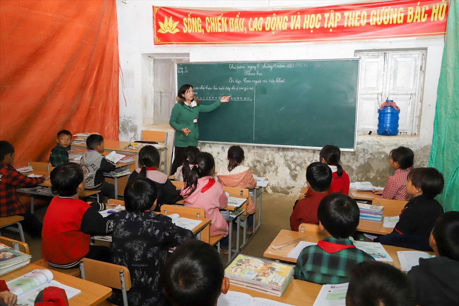 Lớp học nơi miền biên viễn, dù khó khăn về vật chất nhưng tinh thần dạy và học rất mạnh mẽ, sĩ số học sinh luôn được đảm bảo