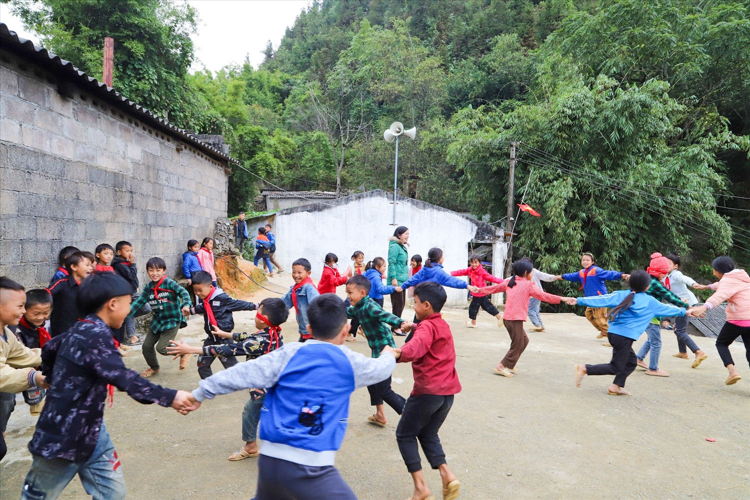 Nụ cười của mỗi em học sinh nơi đây chính là những giọt mồ hôi, sự hi sinh thầm lặng, là thanh xuân của các thế hệ thầy cô  giáo