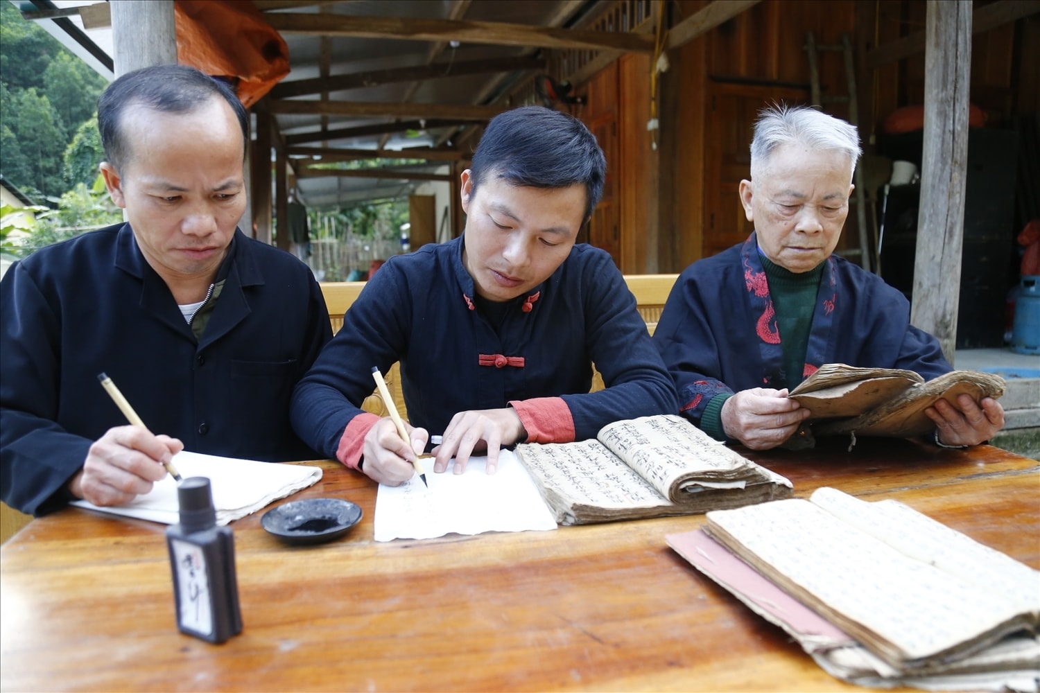 Ông Bàn Văn Tiến (ngoài cùng bên phải) dạy chữ Nôm Dao cho các học trò. Ông Bàn Văn Tiến (ngoài cùng bên phải) dạy chữ Nôm Dao cho các học trò.