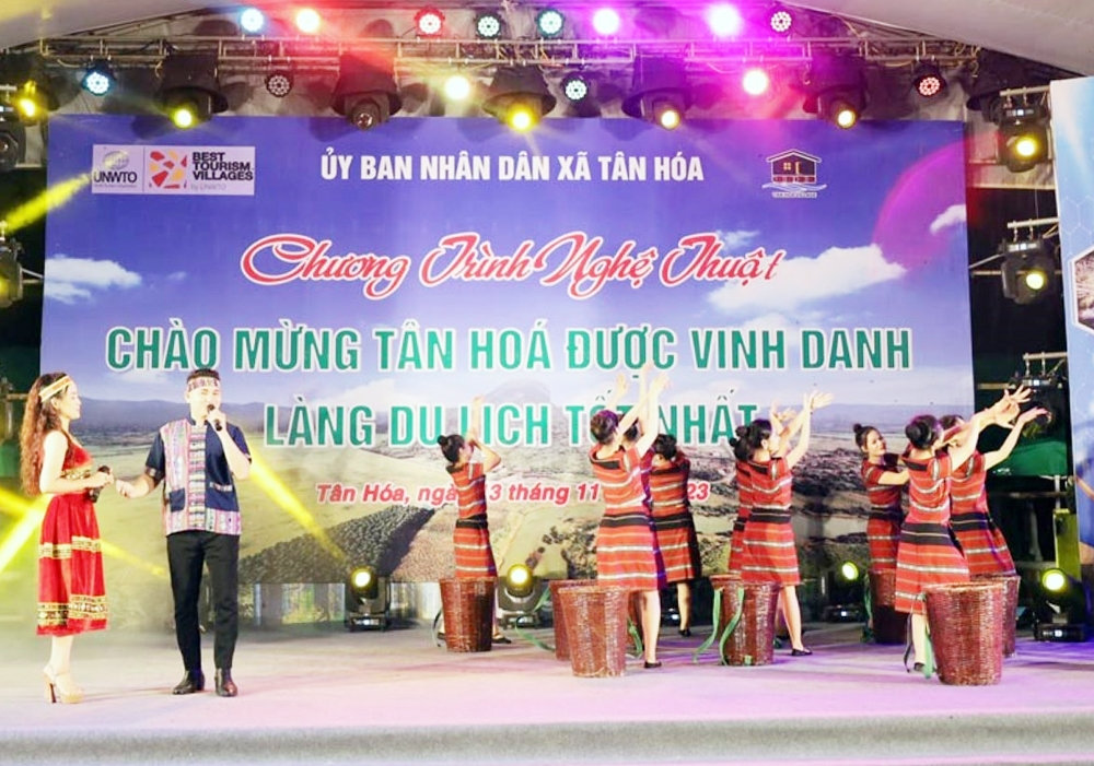 Tiết mục văn nghệ chào mừng Lễ đón nhận Làng Du lịch tốt nhất thế giới do Tổ chức du lịch thế giới bầu chon năm 2023 