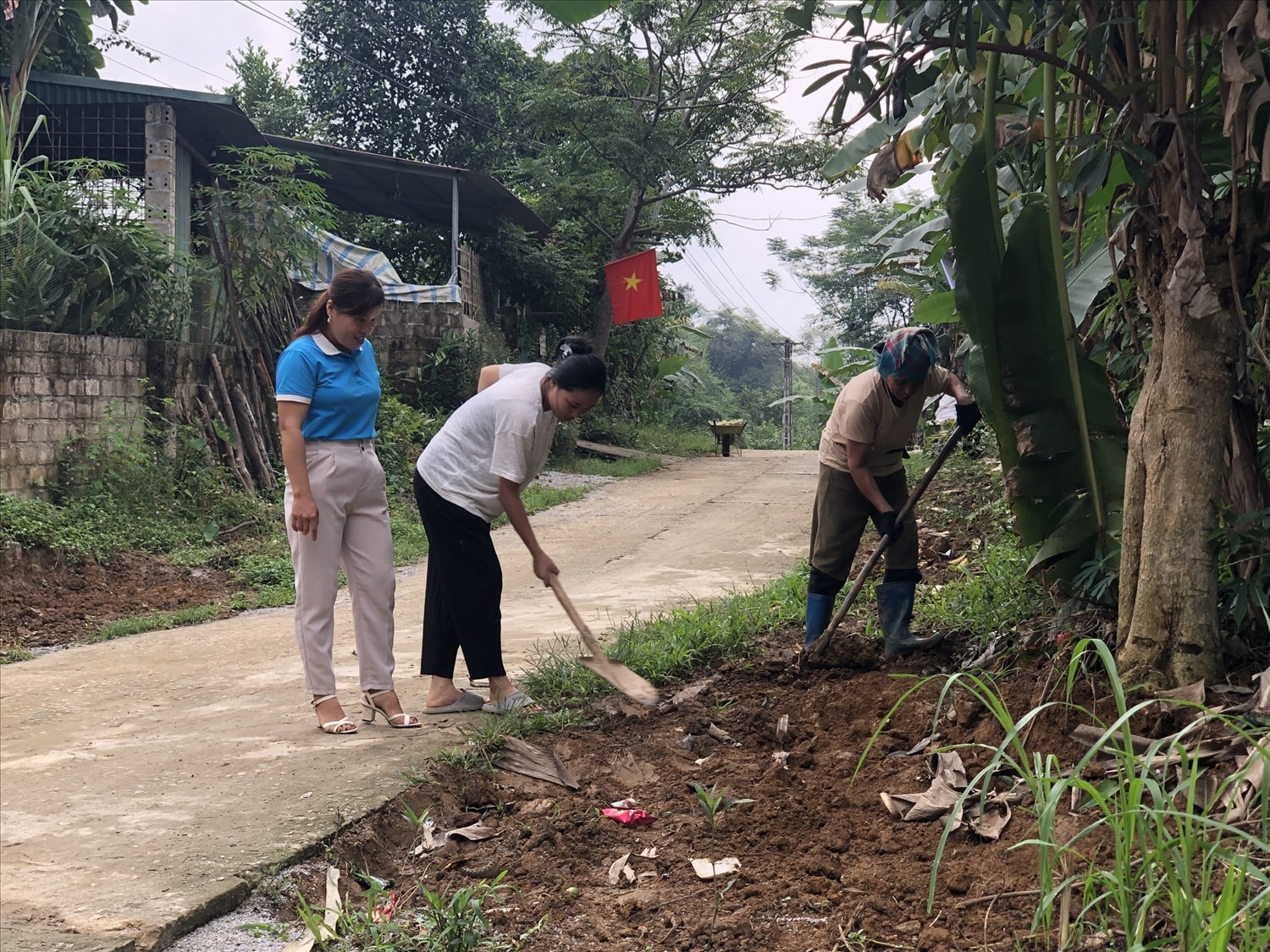 Người dân các thôn bản tham gia vệ sinh đường làng ngõ xóm, giữ gìn cảnh quan môi trường Người dân các thôn bản tham gia vệ sinh đường làng ngõ xóm, giữ gìn cảnh quan môi trường