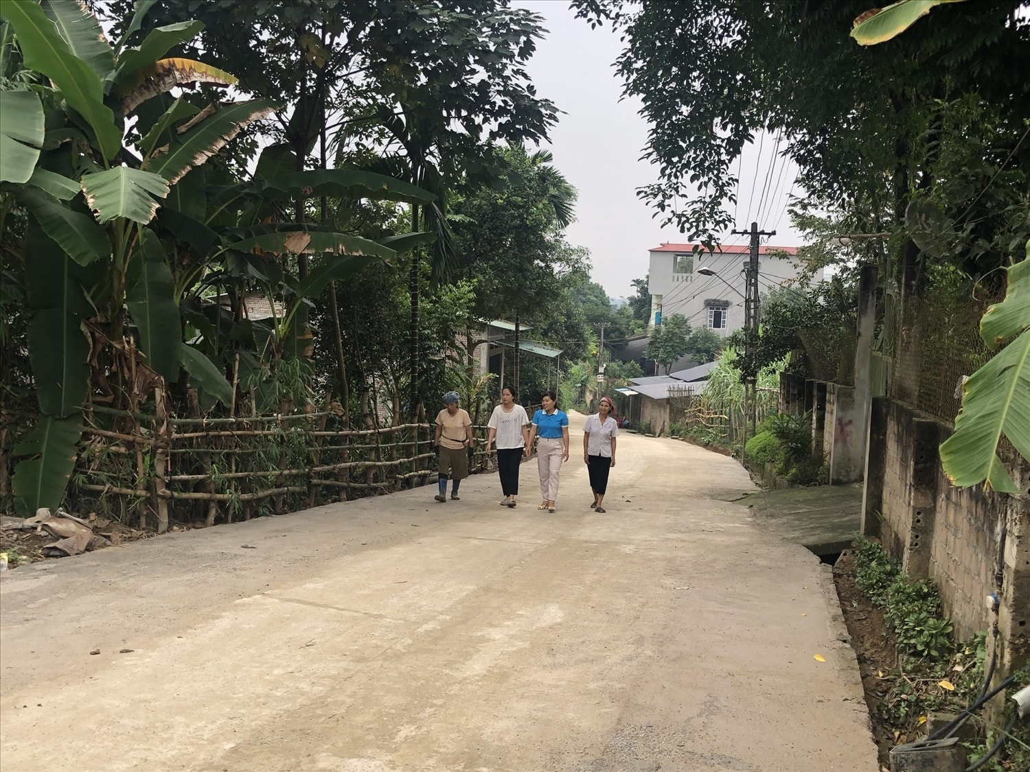 “Tự nguyện dịch rào, đồng lòng hiến đất” cách làm giao thông nông thôn ở Văn Bàn 