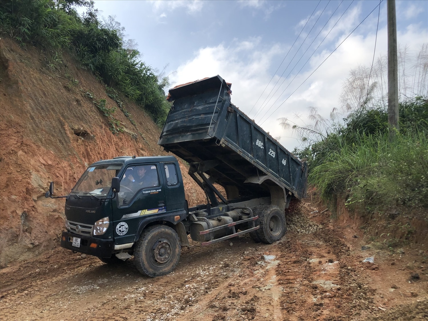 Phong trào “Tự nguyện dịch rào, đồng lòng hiến đất” ở Văn Bàn đã nhận được sự đồng thuận của cả hệ thống chính trị và Nhân dân Phong trào “Tự nguyện dịch rào, đồng lòng hiến đất” ở Văn Bàn đã nhận được sự đồng thuận của cả hệ thống chính trị và Nhân dân