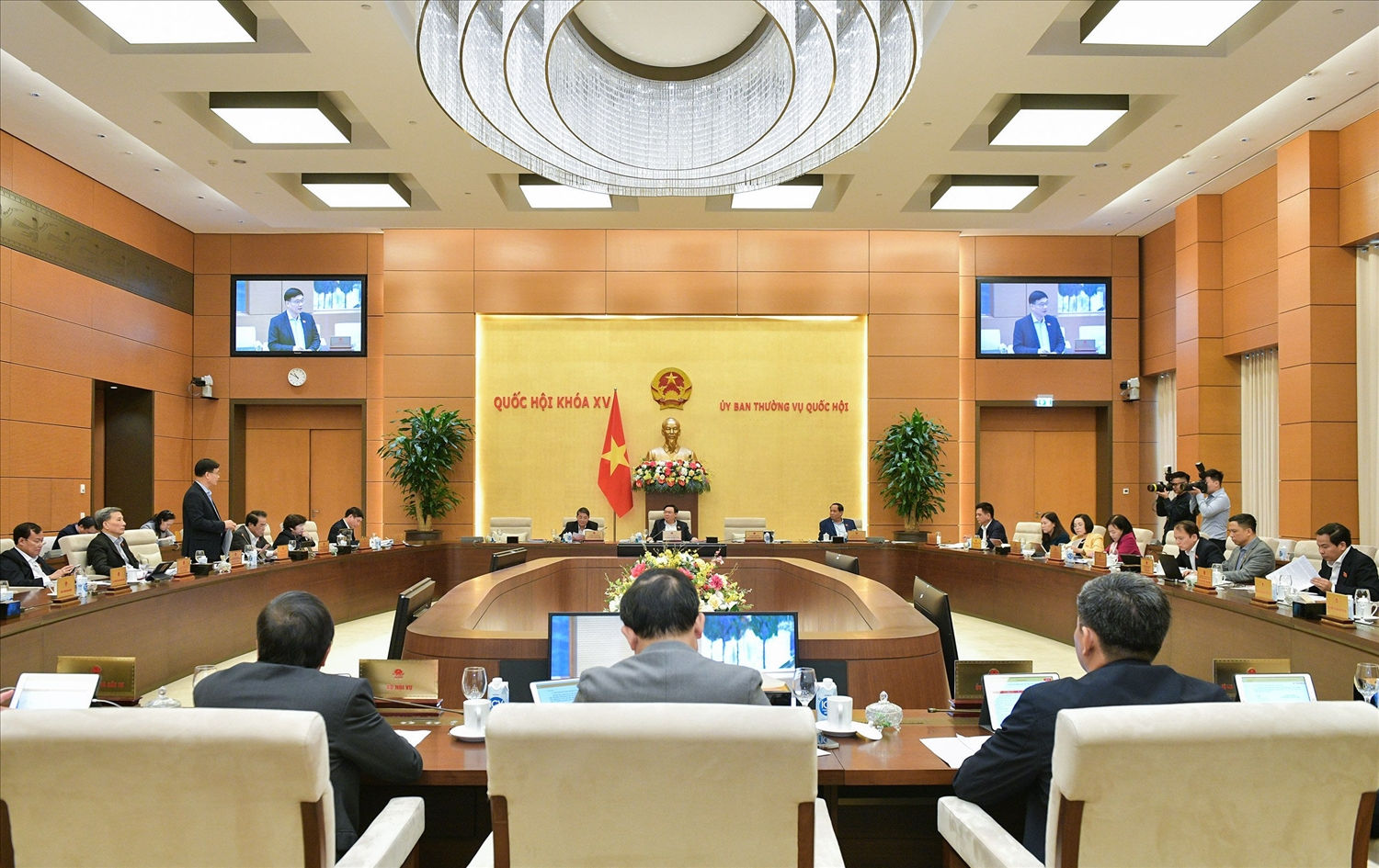 Quang cảnh phiên họp