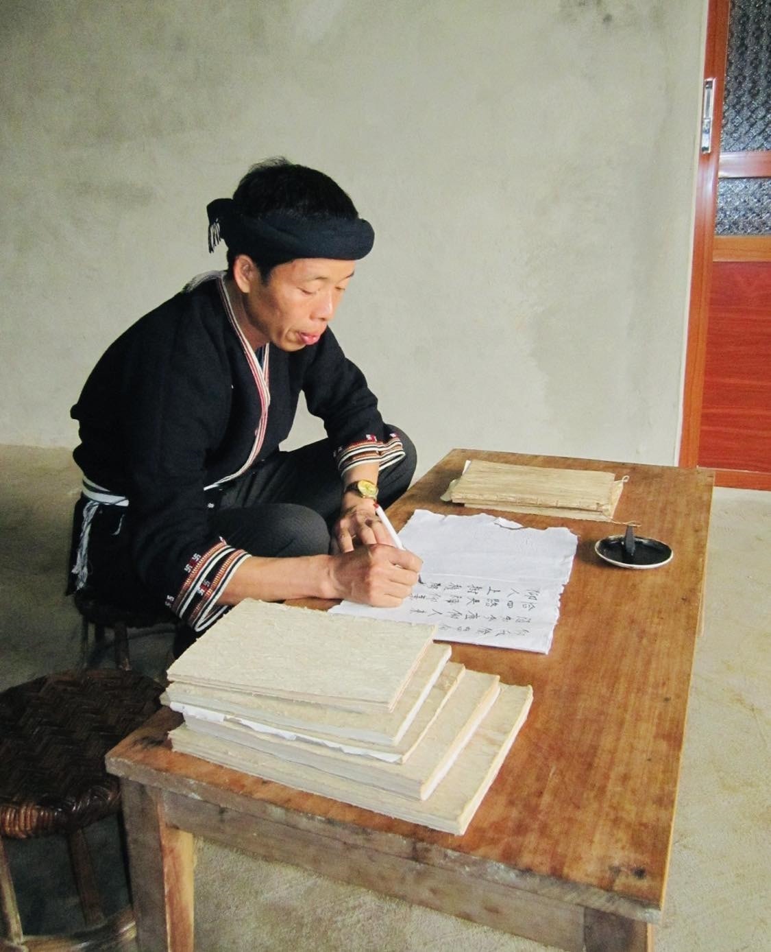 Để mở được lớp học chữ nôm Dao này, ông Đức đã dày công sưu tầm, biên soạn những cuốn giáo án với những nội dung nói về cội nguồn của người Dao, văn hóa sinh hoạt người Dao, dạy đạo đức, siêng học, siêng làm, cách đối nhân xử thế, đoàn kết gắn bó giúp đỡ lẫn nhau Để mở được lớp học chữ nôm Dao này, ông Đức đã dày công sưu tầm, biên soạn những cuốn giáo án với những nội dung nói về cội nguồn của người Dao, văn hóa sinh hoạt người Dao, dạy đạo đức, siêng học, siêng làm, cách đối nhân xử thế, đoàn kết gắn bó giúp đỡ lẫn nhau