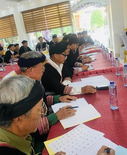 Lớp học chữ Nôm Dao của ông Bàn Văn Đức ngày càng thu hút được nhiều người tham gia Lớp học chữ Nôm Dao của ông Bàn Văn Đức ngày càng thu hút được nhiều người tham gia