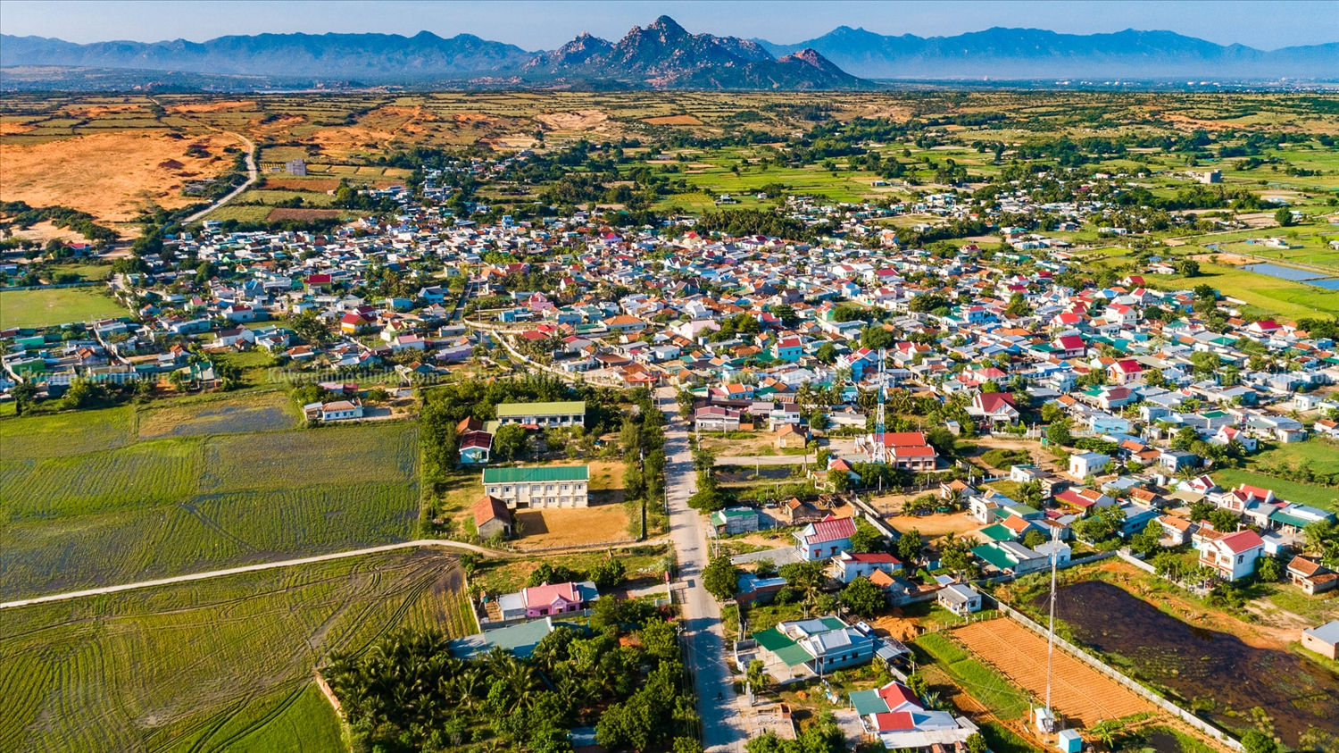  Làng Chăm Thành Tín, xã Phước Hải, huyện Ninh Phước (Ninh Thuận) nhìn từ trên cao (Ảnh FPV Ninh Thuận)