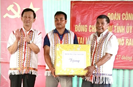 Già làng A Blong (bên phải) đại diện dân làng Le nhận quà của Bí thư Tỉnh ủy Kon Tum Dương Văn Trang  trao tặng