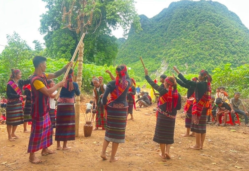 Đồng bào Bru-Vân Kiều vui Lễ hội Trỉa lúa.