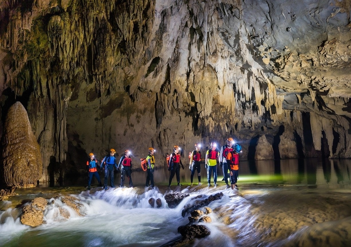 Du lịch khám phá ở Quảng Bình thu hút đông đảo du khách.