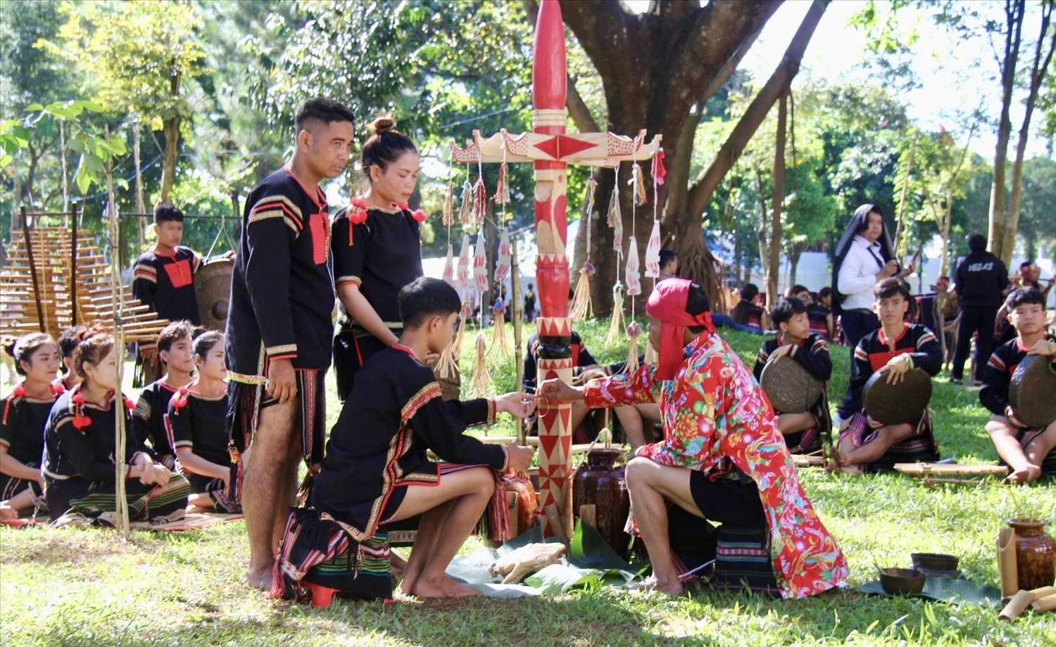 Các nghệ nhân đoàn Đắk Lắk tái hiện 
