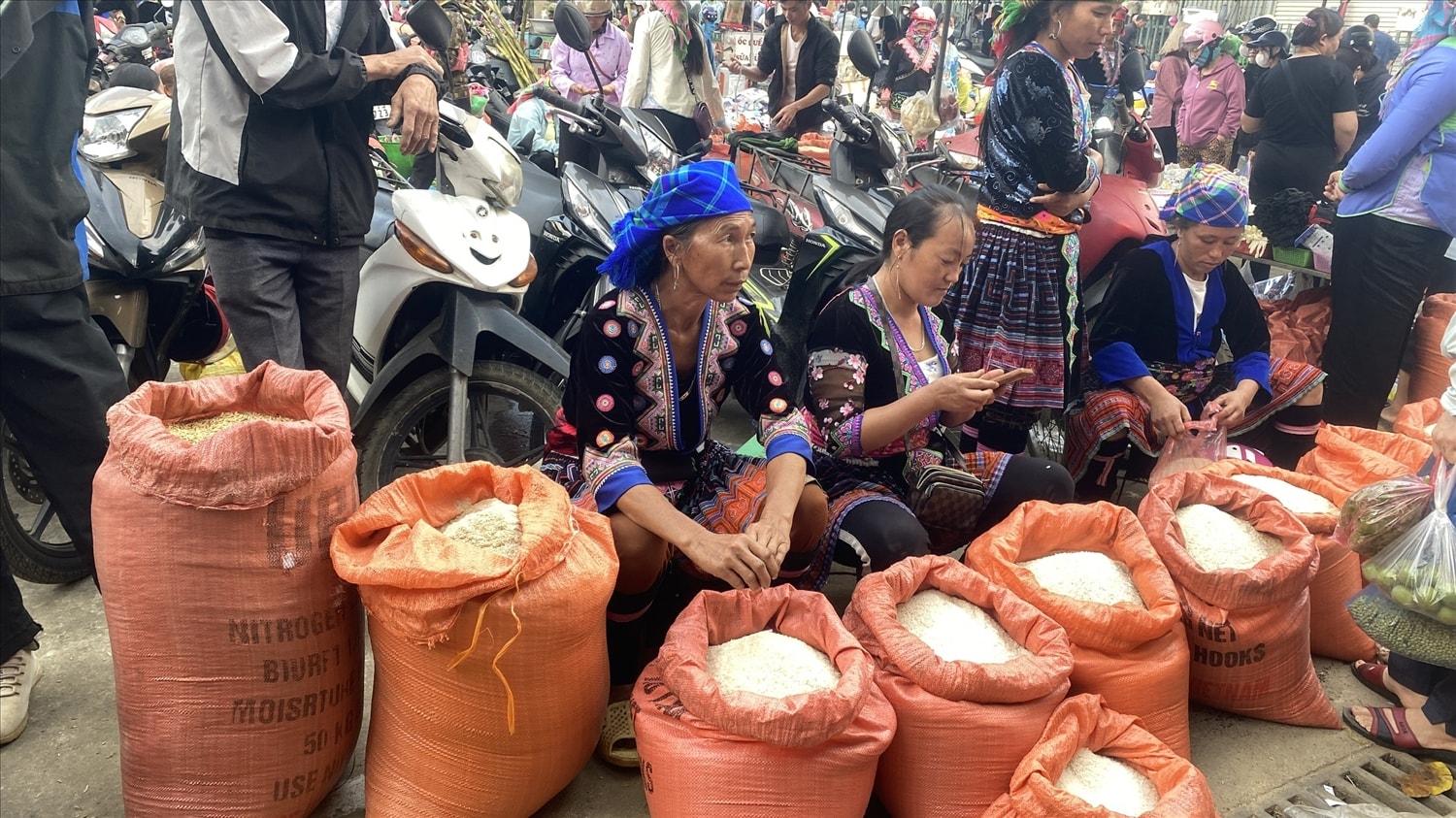 (PHÓNG SỰ ẢNH) Chợ phiên San Thàng - nơi hội tụ sắc màu văn hóa vùng cao Tây Bắc 3 (PHÓNG SỰ ẢNH) Chợ phiên San Thàng - nơi hội tụ sắc màu văn hóa vùng cao Tây Bắc 3
