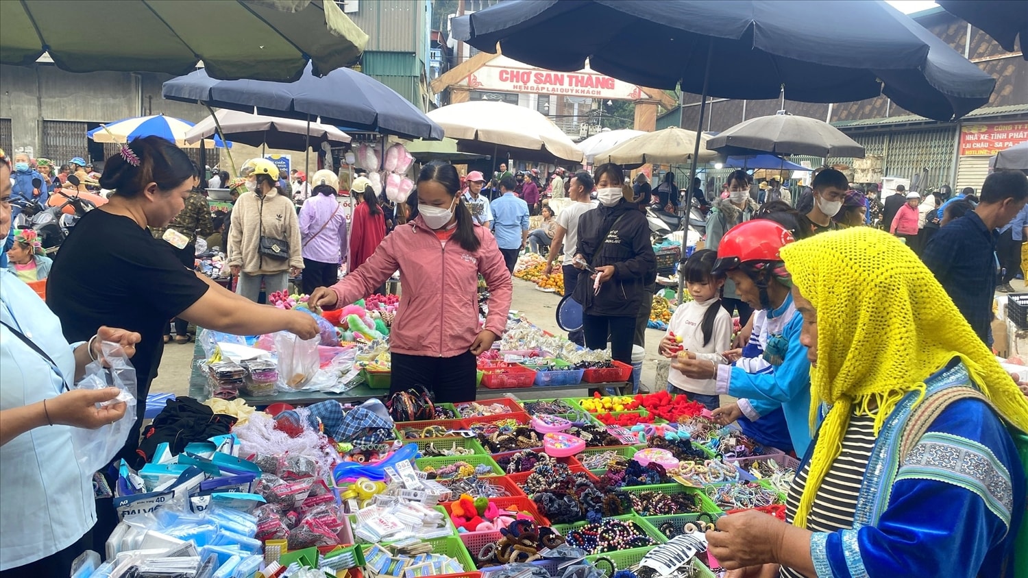 (PHÓNG SỰ ẢNH) Chợ phiên San Thàng - nơi hội tụ sắc màu văn hóa vùng cao Tây Bắc 7 (PHÓNG SỰ ẢNH) Chợ phiên San Thàng - nơi hội tụ sắc màu văn hóa vùng cao Tây Bắc 7