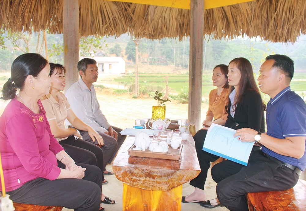 Thành viên các “Tổ truyền thông cộng đồng” xã Văn Miếu, huyện Thanh Sơn trao đổi kinh nghiệm, biện pháp nâng cao chất lượng, hiệu quả tuyên truyền. Thành viên các “Tổ truyền thông cộng đồng” xã Văn Miếu, huyện Thanh Sơn trao đổi kinh nghiệm, biện pháp nâng cao chất lượng, hiệu quả tuyên truyền.