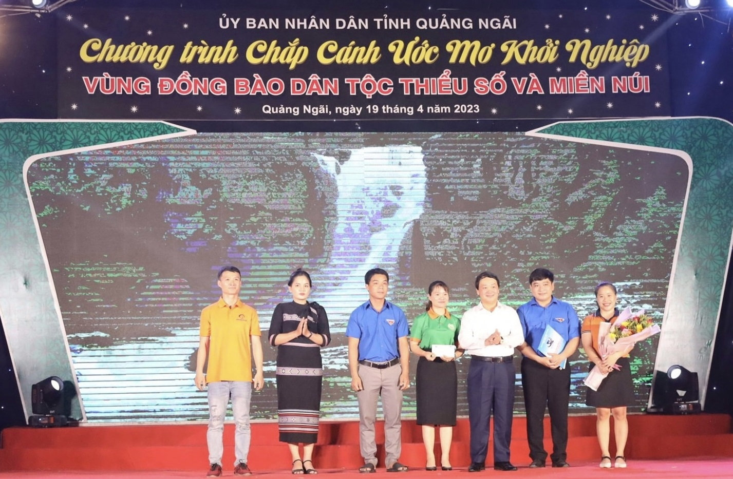 Bộ trưởng, Chủ nhiệm Ủy ban Dân tộc Hầu A Lềnh trao quà động viên tinh thần các thành viên Câu lạc bộ thanh niên khởi nghiệp vùng đồng bào DTTS và miền núi Quảng Ngãi trong Chương trình “Chắp cánh ước mơ khởi nghiệp ở vùng đồng bào DTTS và miền núi” diễn ra tối ngày 19/4/2023.