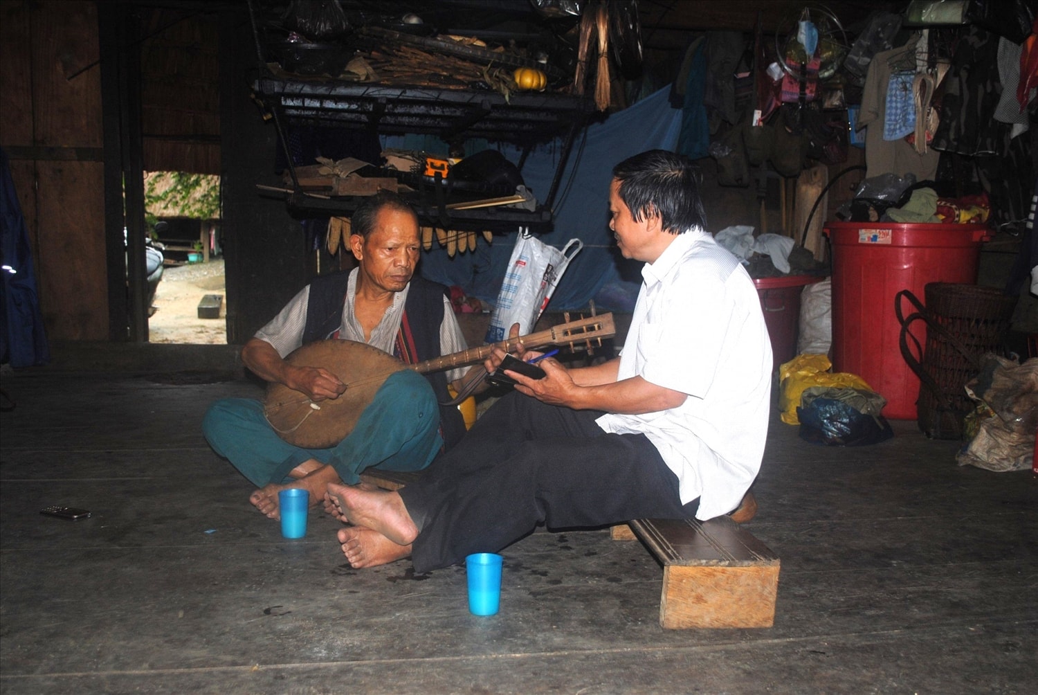 Ông Chờ Rum Nhiếr, Người có uy tín thôn Đắc Tà Vâng chia sẻ với tác giả về cuộc sống và sự đổi thay của quê hương mình. Ông Chờ Rum Nhiếr, Người có uy tín thôn Đắc Tà Vâng chia sẻ với tác giả về cuộc sống và sự đổi thay của quê hương mình.