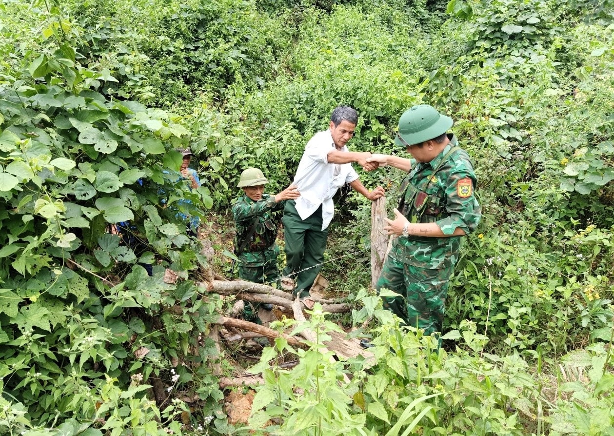 Người có uy tín Xeo Phò Um (áo trắng) cùng các thành viên tổ tự quản và cán bộ, chiến sĩ Đồn Biên phòng Keng Đu trên đường tuần tra biên giới. Người có uy tín Xeo Phò Um (áo trắng) cùng các thành viên tổ tự quản và cán bộ, chiến sĩ Đồn Biên phòng Keng Đu trên đường tuần tra biên giới.