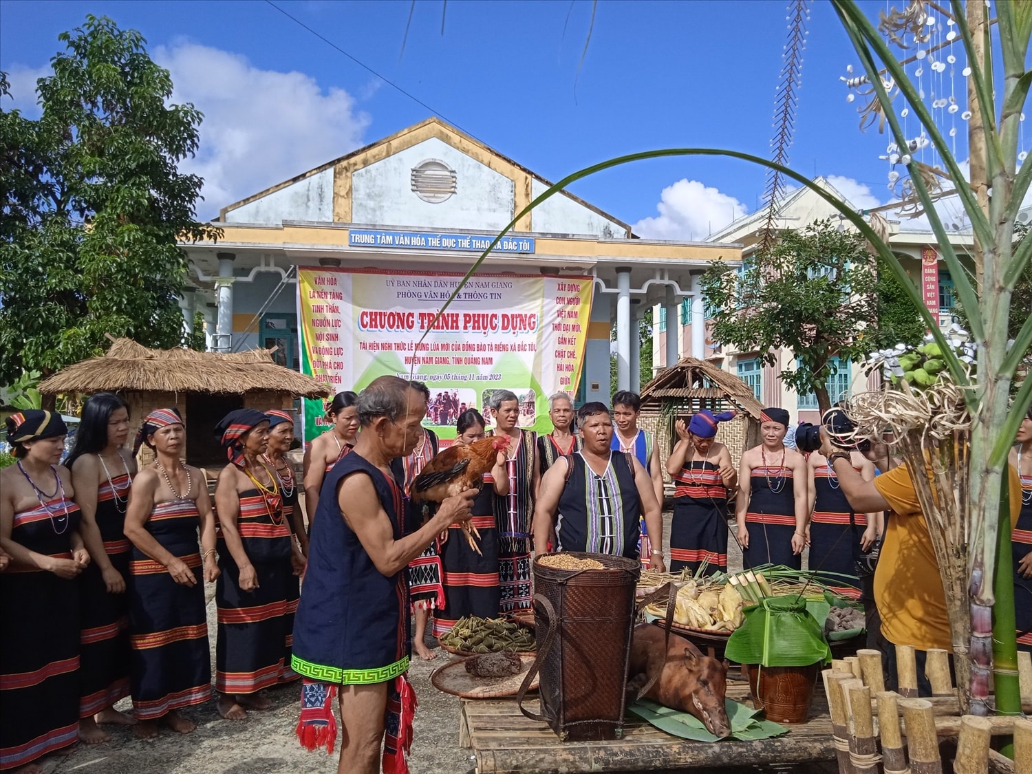 Già làng Nhiếr (cầm con gà trống) cùng người dân trong thông Đắc Tà Vâng tái hiện nghi thức lễ mừng lúa mới. Già làng Nhiếr (cầm con gà trống) cùng người dân trong thông Đắc Tà Vâng tái hiện nghi thức lễ mừng lúa mới.