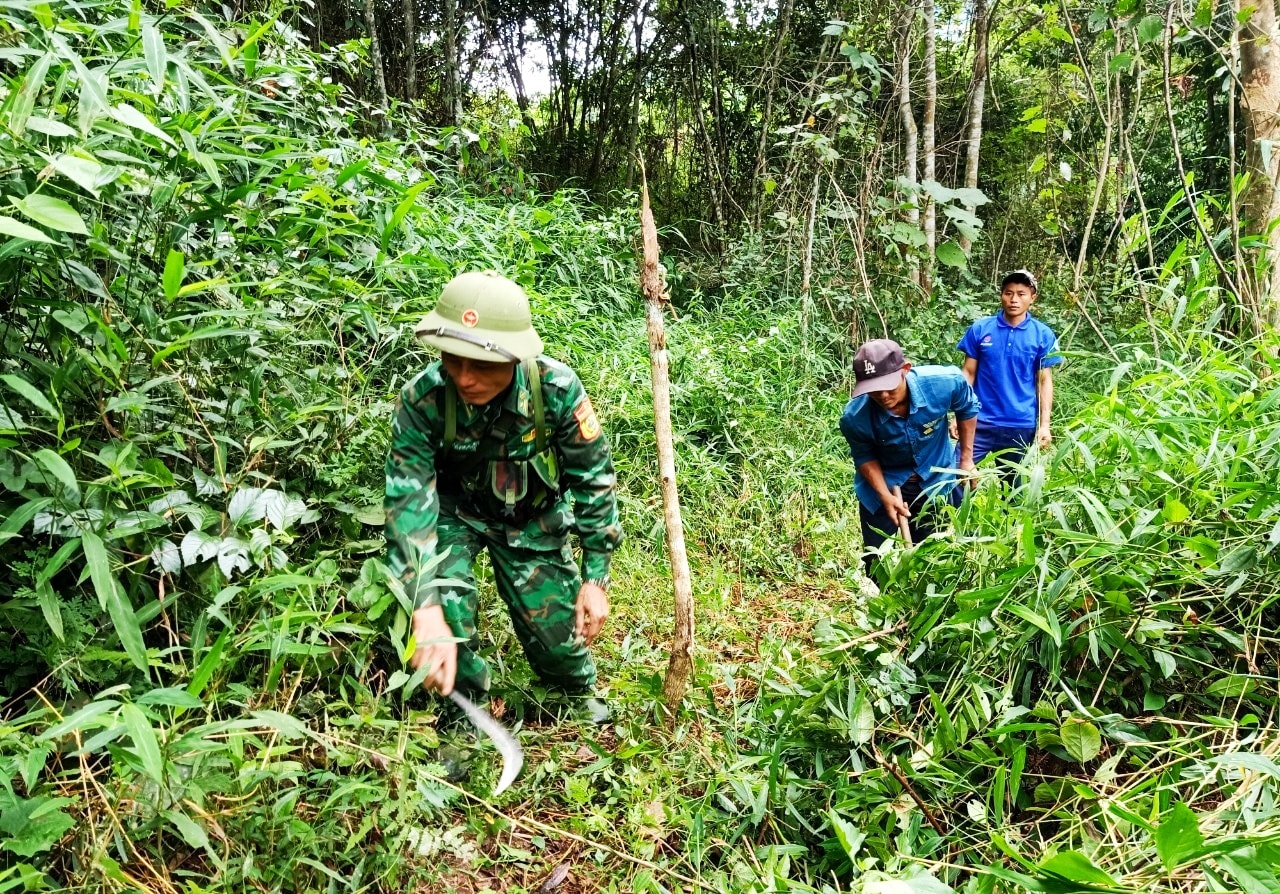 Các thành viên Tổ tự quản đường biên, mốc quốc giới bản Khe Linh, xã Keng Đu, huyện Kỳ Sơn và cán bộ, chiến sĩ Đồn Biên phòng Keng Đu phát quang đường biên giới. Các thành viên Tổ tự quản đường biên, mốc quốc giới bản Khe Linh, xã Keng Đu, huyện Kỳ Sơn và cán bộ, chiến sĩ Đồn Biên phòng Keng Đu phát quang đường biên giới.