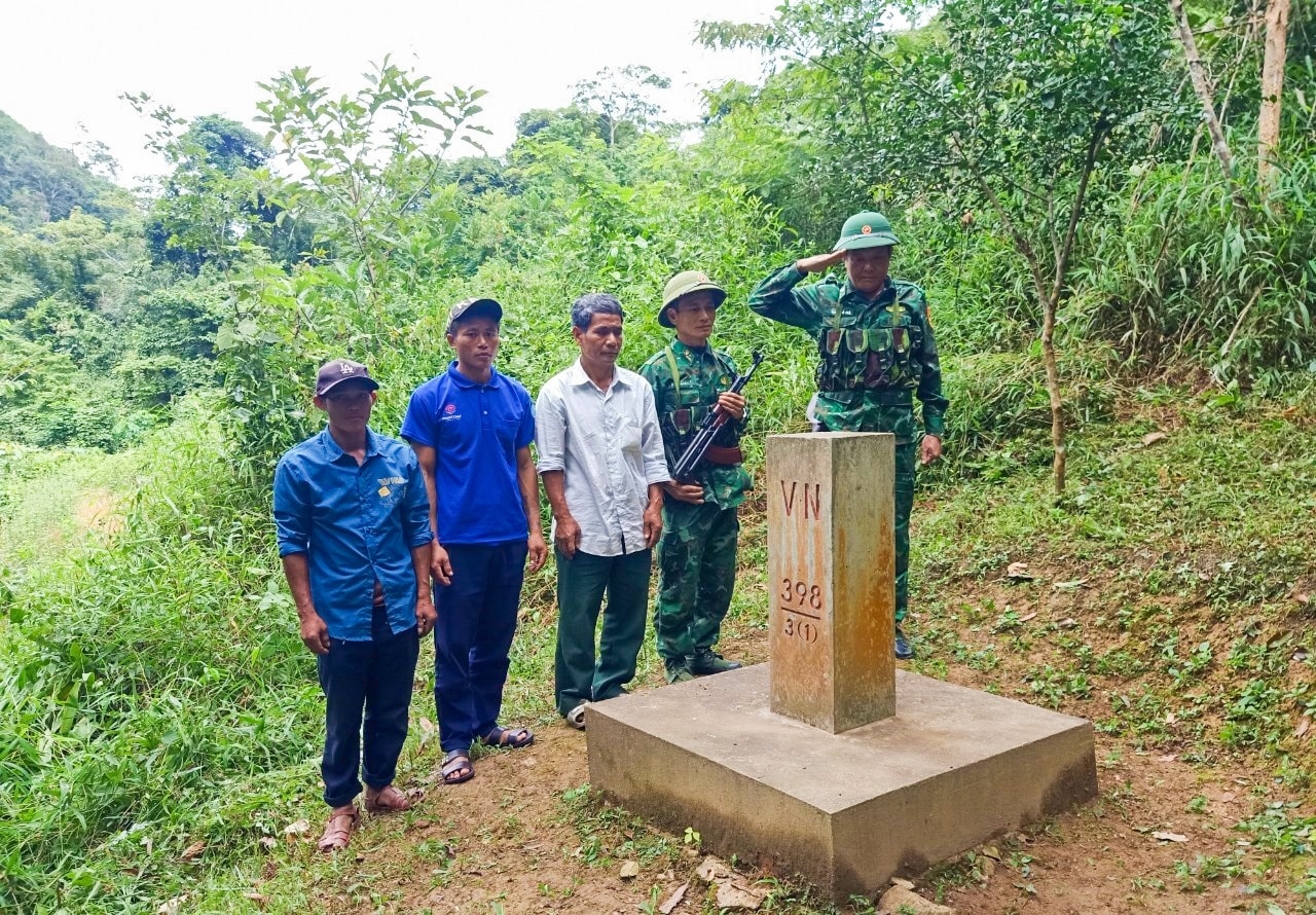 Người có uy tín Xeo Phò Um (áo trắng) cùng các thành viên Tổ tự quản và cán bộ, chiến sĩ Đồn Biên phòng Keng Đu chào cọc dấu số 398/3 (1) biên giới Việt Nam – Lào. Người có uy tín Xeo Phò Um (áo trắng) cùng các thành viên Tổ tự quản và cán bộ, chiến sĩ Đồn Biên phòng Keng Đu chào cọc dấu số 398/3 (1) biên giới Việt Nam – Lào.