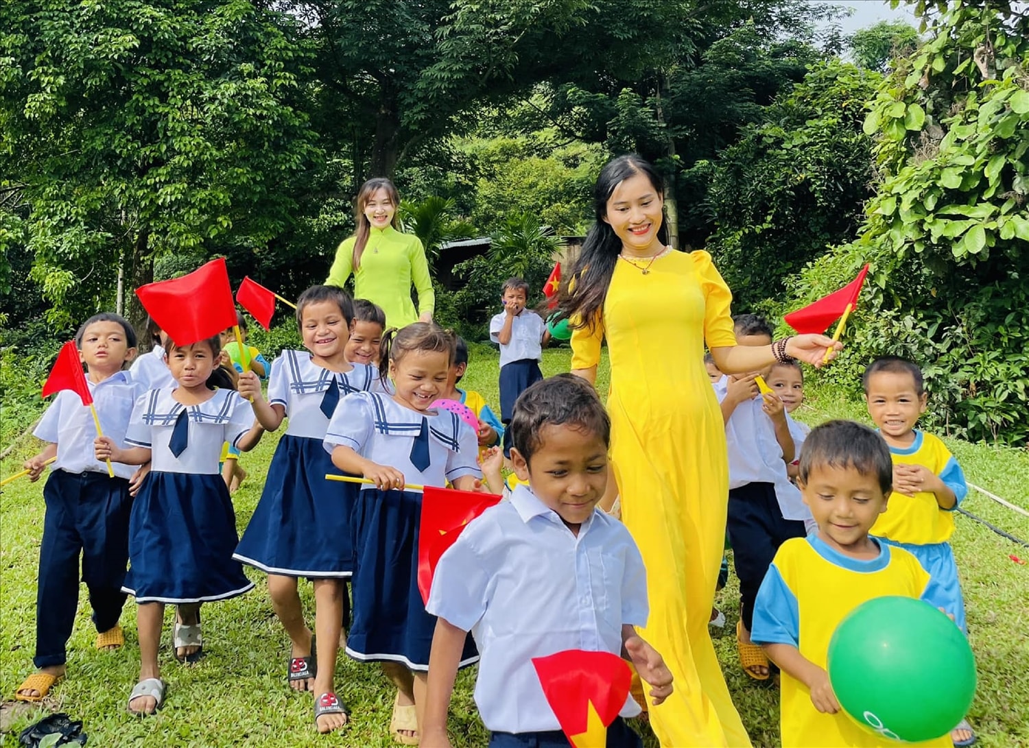 Cô giáo Trà Thị Thu (trước) và cô Trần Thị Nhung (sau) và các em học sinh tại điểm trường Dân tộc bán trú tiểu học Trà Tập