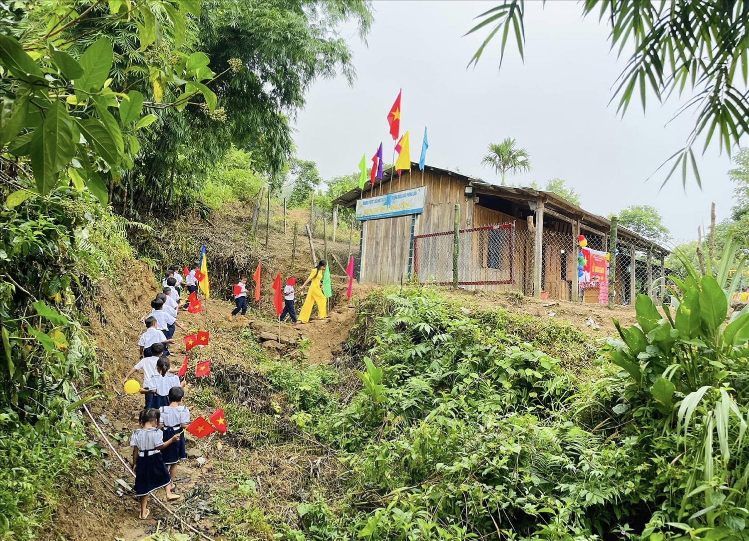 Trên đỉnh mù sương, những giáo viên cắm bản đã vượt qua không ít khó khăn, vất vả để mang cái chữ đến con em đồng bào