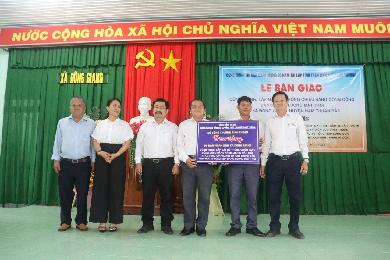 Sở Công thương bàn giao công trình đèn chiếu sáng cho đơn vị kết nghĩa xã Đông Giang, huyện Hàm Thuận Bắc.