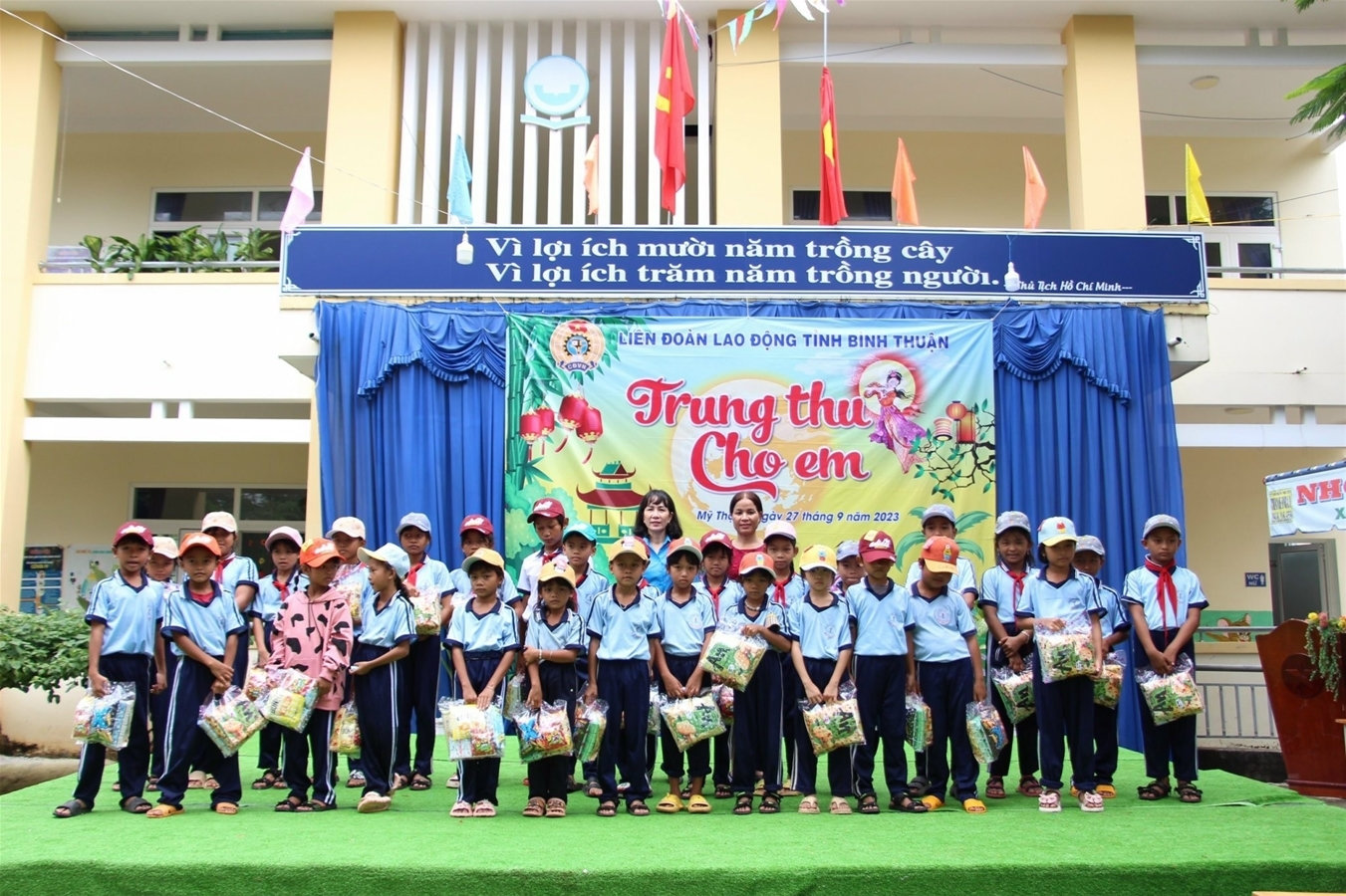 Tặng quà Tết Trung thu cho các cháu thiếu nhi xã Mỹ Thạnh, huyện Hàm Thuận Nam.