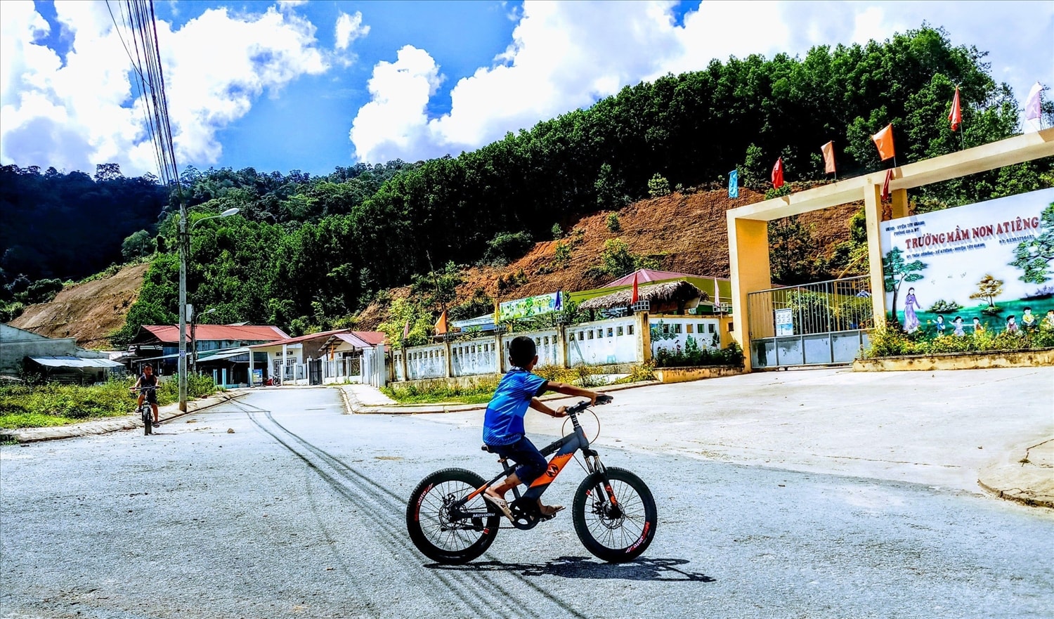 Các địa phương nỗ lực phối hợp Chương trình MTQG nhằm gúp đồng bào vùng DTTS phát triển toàn diện. Các địa phương nỗ lực phối hợp Chương trình MTQG nhằm gúp đồng bào vùng DTTS phát triển toàn diện.