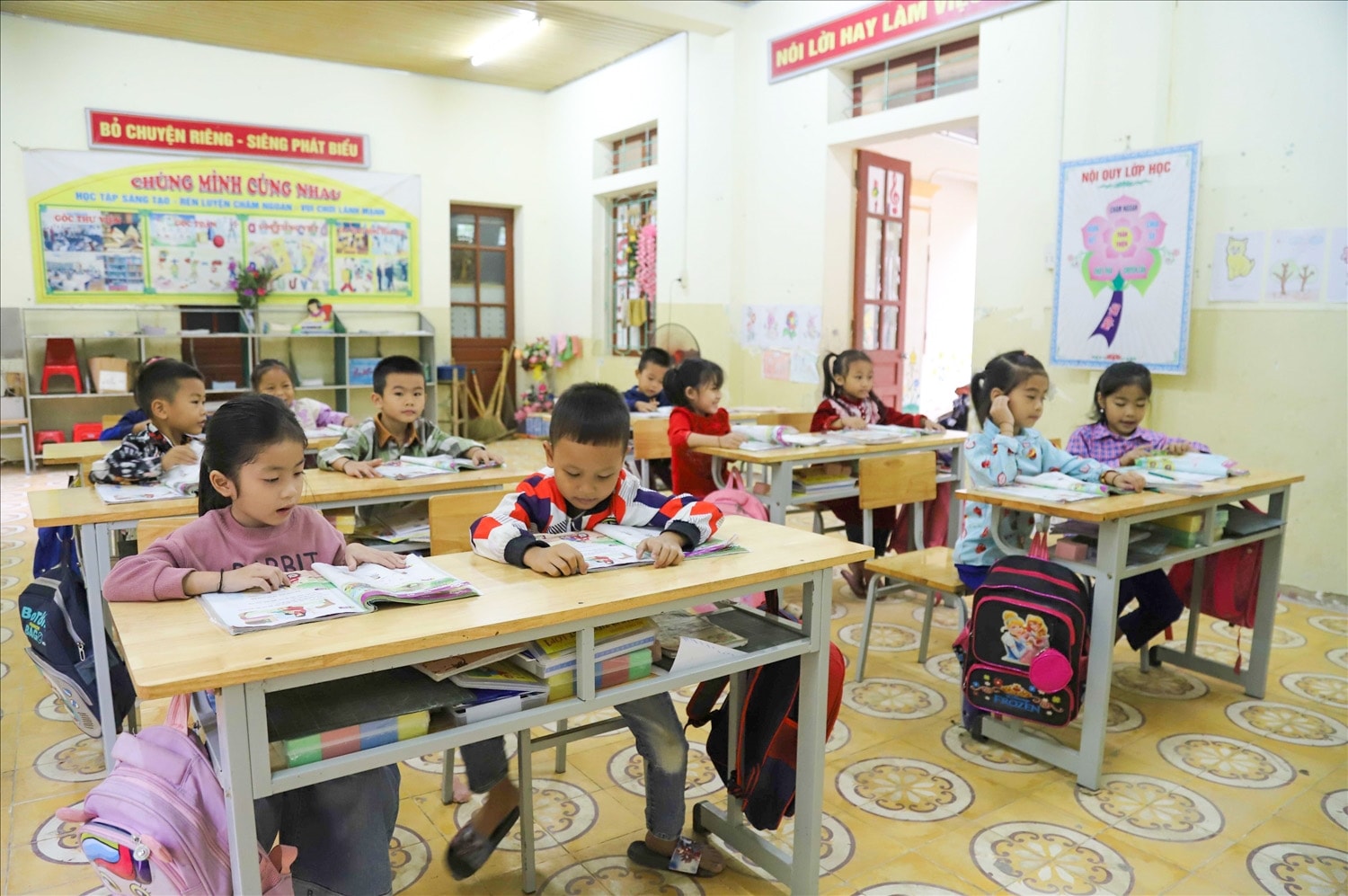 Từ tháng 7/2017 đến tháng 7/2022, đã có 104.219 lượt trẻ em, học sinh, sinh viên dân tộc thiểu số rất ít người được thụ hưởng chính sách hỗ trợ học tập theo NĐ57. (Trong ảnh: Học sinh lớp 1B là con em dân tộc Ơ Đu trong giờ tập đọc tại Trường Tiểu học Nga My, khối bản Văng Môn, Tương Dương, Nghệ An )