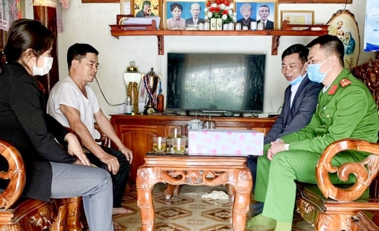 Công an xã Quỳnh Tam thường xuyên xuống cơ sở nắm bắt tình hình đời sống bà con giáo dân Công an xã Quỳnh Tam thường xuyên xuống cơ sở nắm bắt tình hình đời sống bà con giáo dân