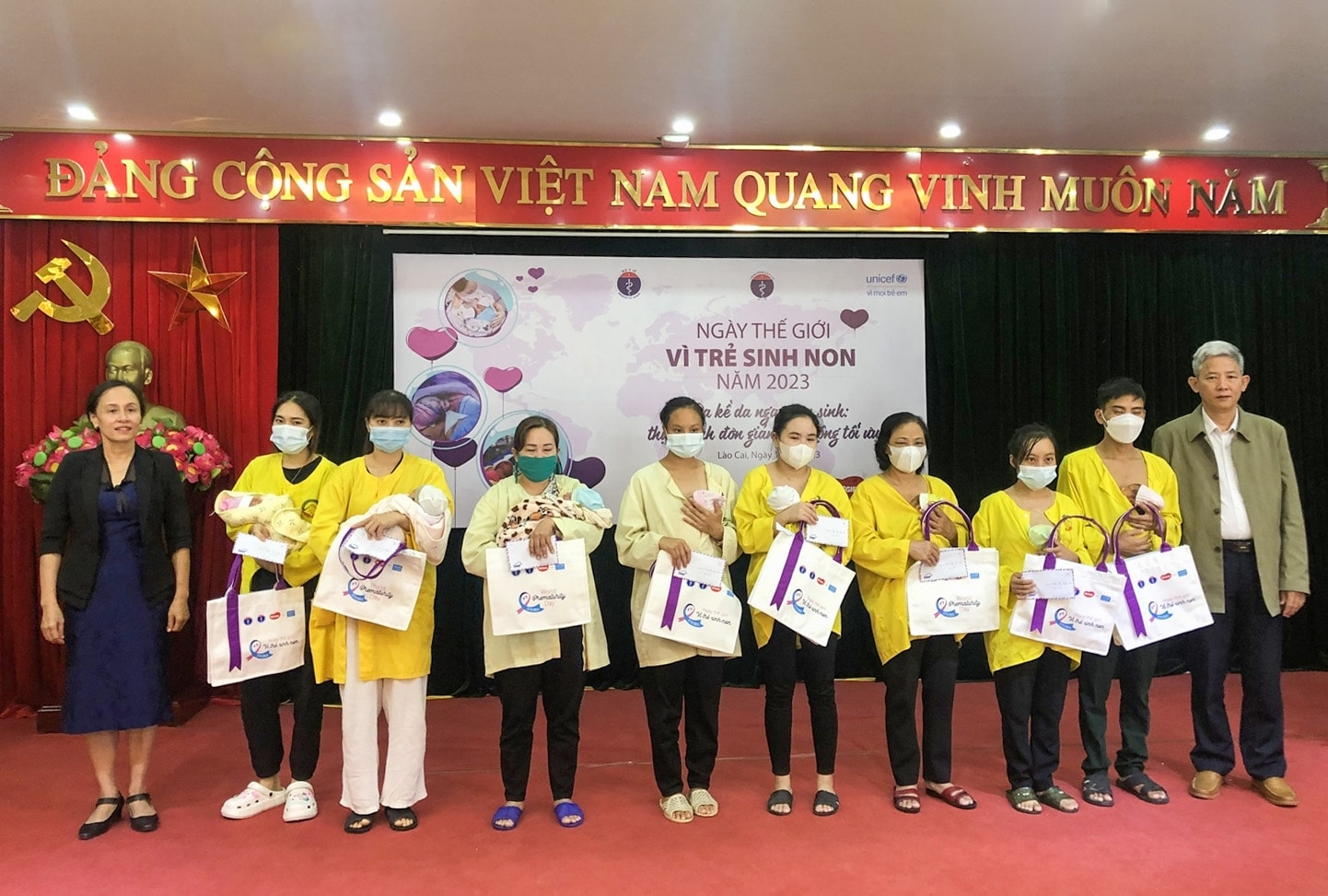 Tặng quà cho các gia đình có trẻ sinh non