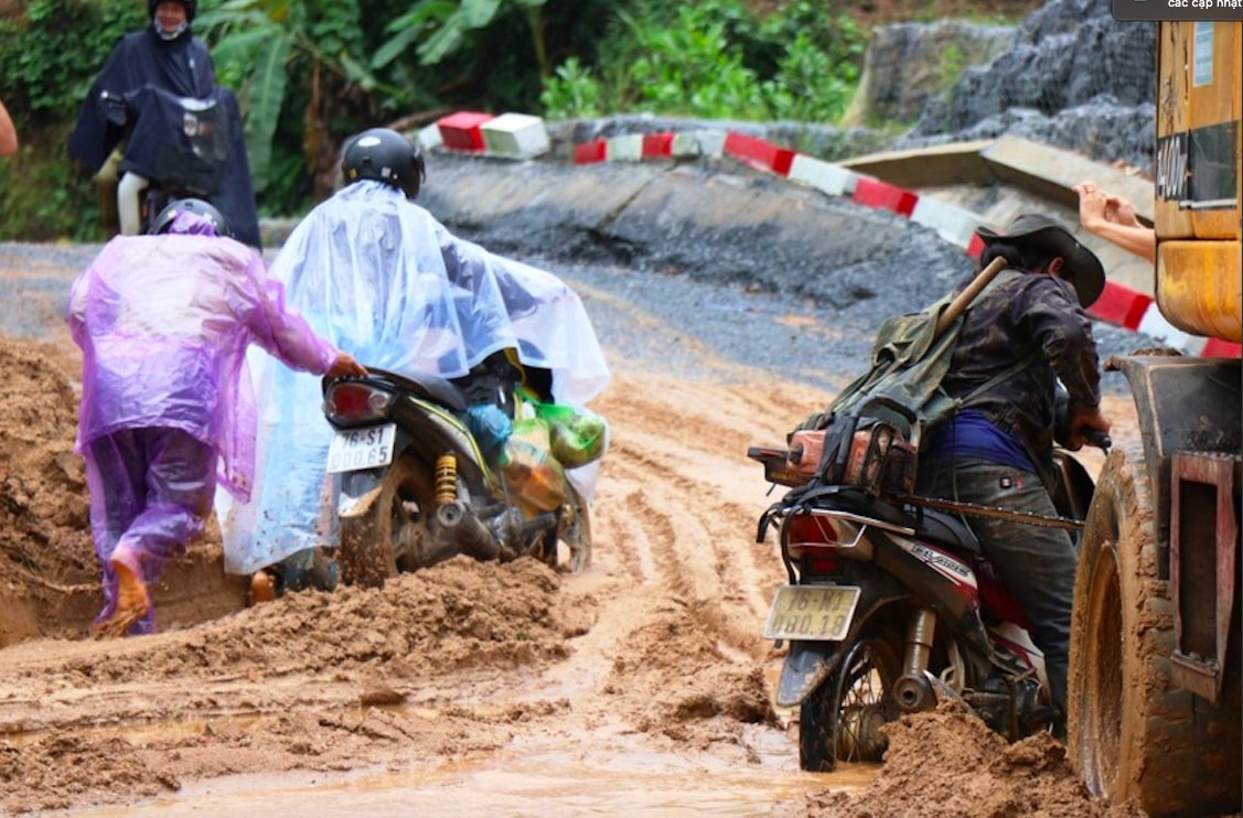 Sạt lở đất đá tràn ra đường, khiến việc đi lại của người dân gặp nhiều khó khăn