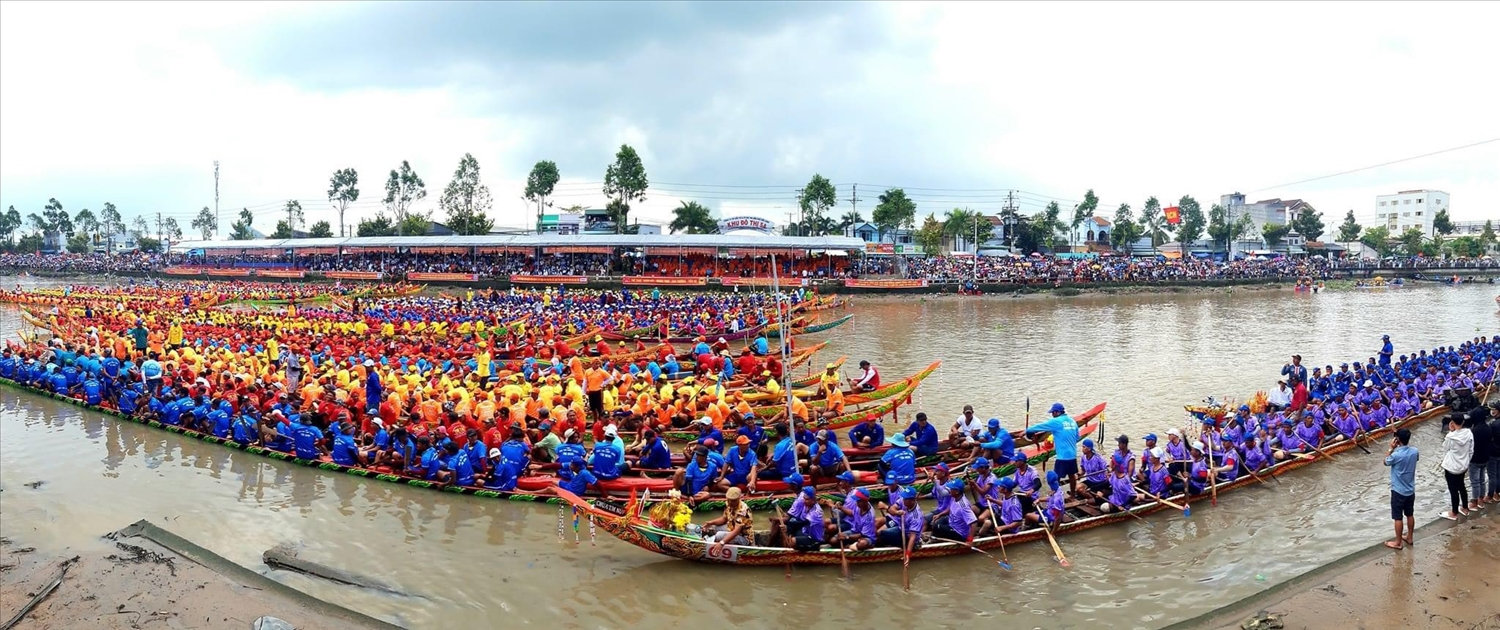 Đua ghe Ngo là môn thể thao truyền thống của đồng bào dân tộc Khmer mang tín đoàn  kết cao 