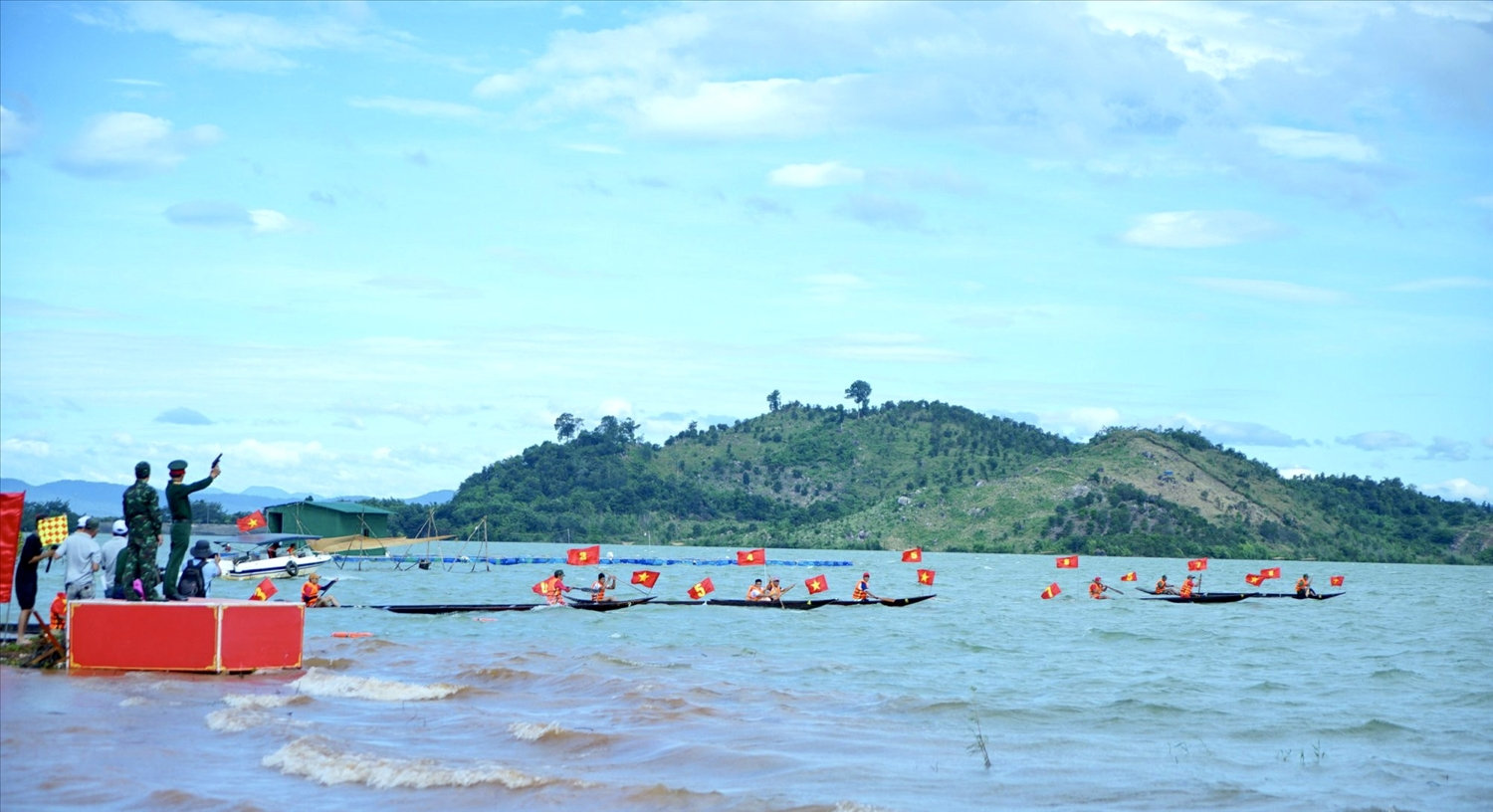 Gia Lai: Tổ chức Hội đua thuyền độc mộc trên sông Pô Cô và Liên hoan Văn hóa cồng chiêng năm 2023 