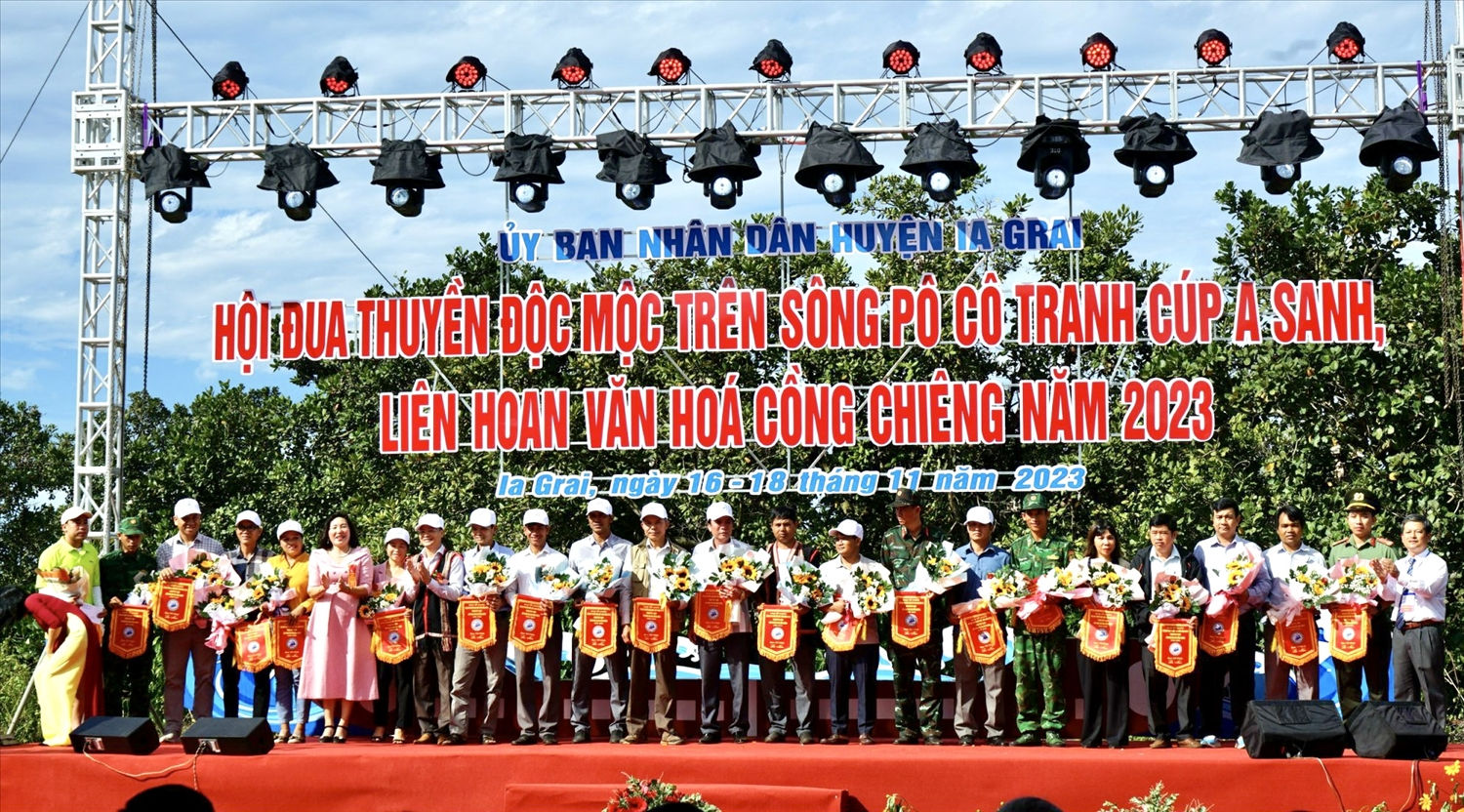 Ban tổ chức trao hoa và cờ lưu niệm cho các đội tham gia Hội đua thuyền độc mộc trên sông Pô Cô tranh cúp A Sanh Ban tổ chức trao hoa và cờ lưu niệm cho các đội tham gia Hội đua thuyền độc mộc trên sông Pô Cô tranh cúp A Sanh