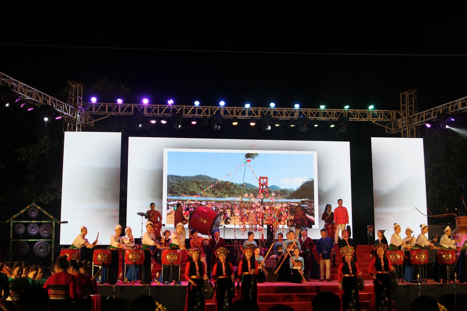 Màn biểu diễn trống, chiêng Mường
