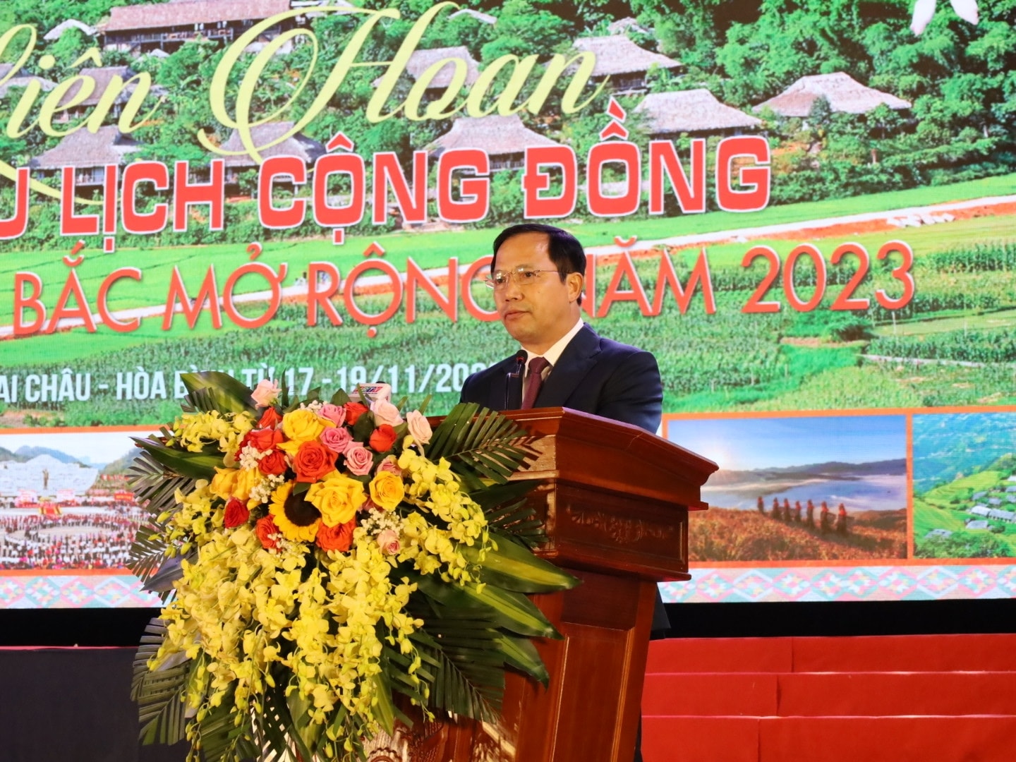 Phó Chủ tịch UBND tỉnh Hòa Bình Nguyễn Văn Toàn  phát biểu khai mạc Liên hoan